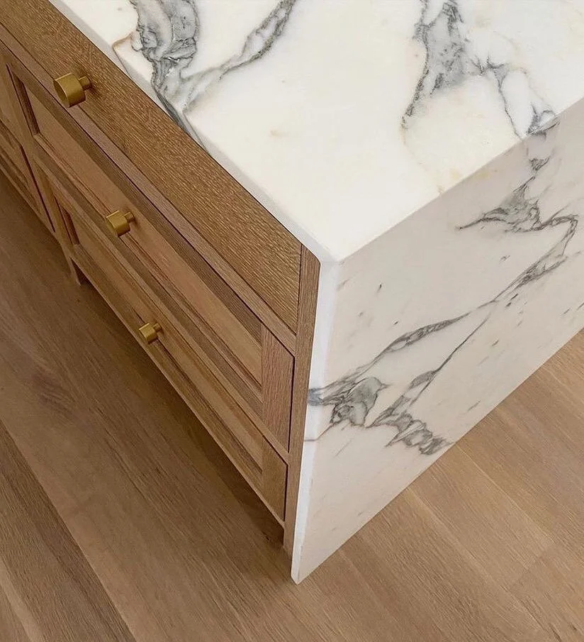 It&rsquo;s alllll in the details - loving the mix of marble, oak, &amp; brass here. We have been designing the kitchen for our Cali beach house this week and are all about this mix of materials! 💫
&bull;
&bull;
&bull;
&bull;
&bull;
&bull;
#Newyorkde