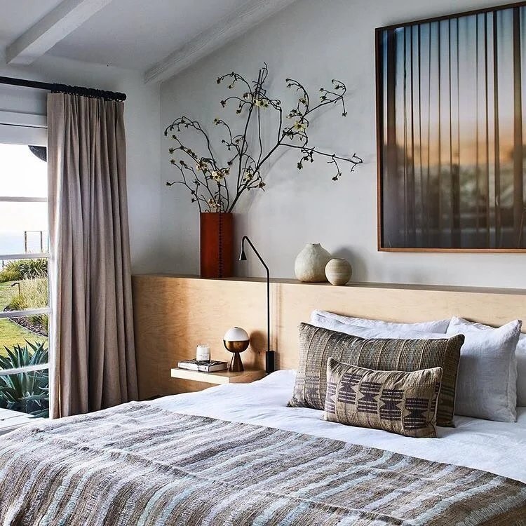 Happy Monday 💫 - we have been hustling over here at DDW and are happy to have furniture purchasing almost completed for our Cali beach home project ✨😊 this means we get to move on to my personal favorite phase - accessories 🤩 the art of layering i