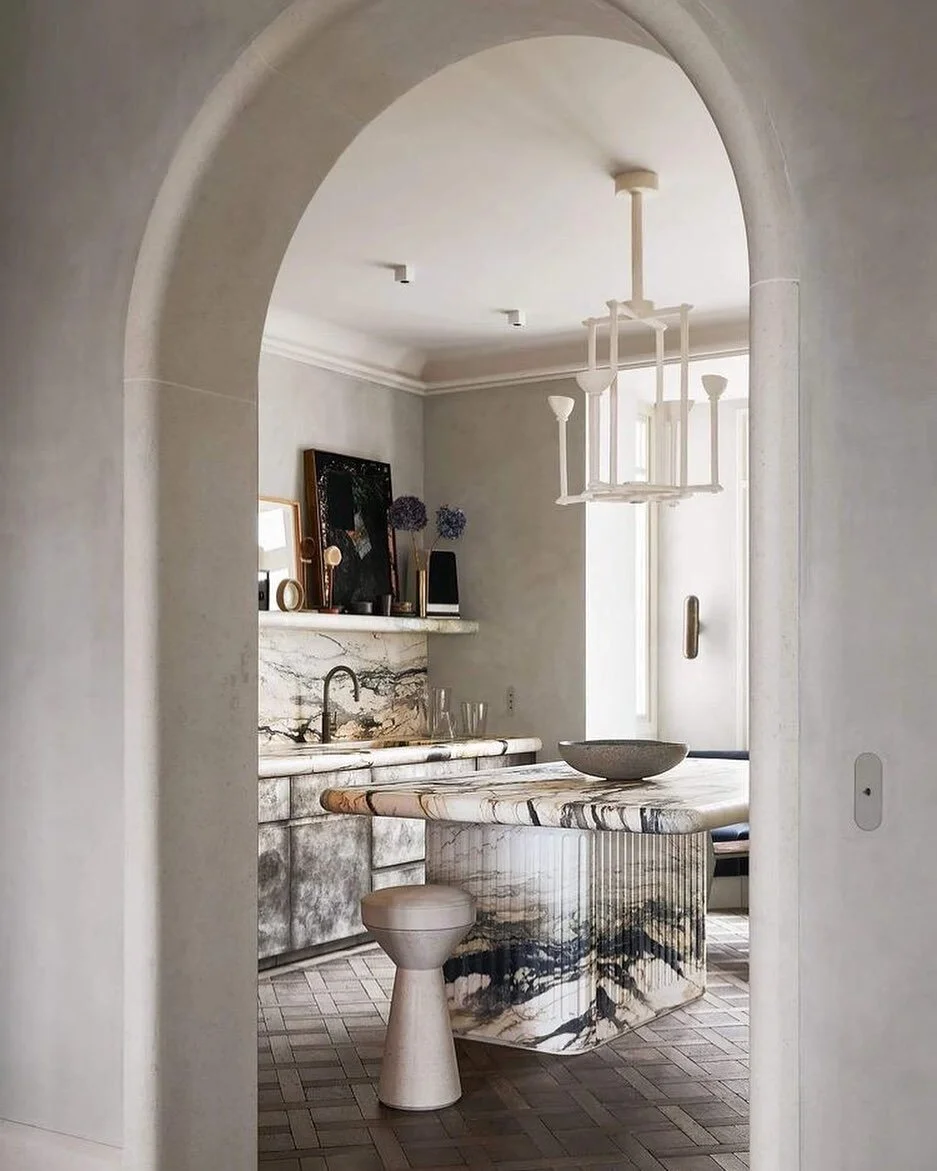 Joseph Dirand&rsquo;s dreamy Parisian kitchen 💫
&bull;
&bull;
&bull;
&bull;
&bull;
&bull;
#Newyorkdesigner #interiordesign #textiledesign #residentialdesign #bedroomdesign #kitchendesign #bathroomdesign #interiordesigner #interiores #homedecor #home