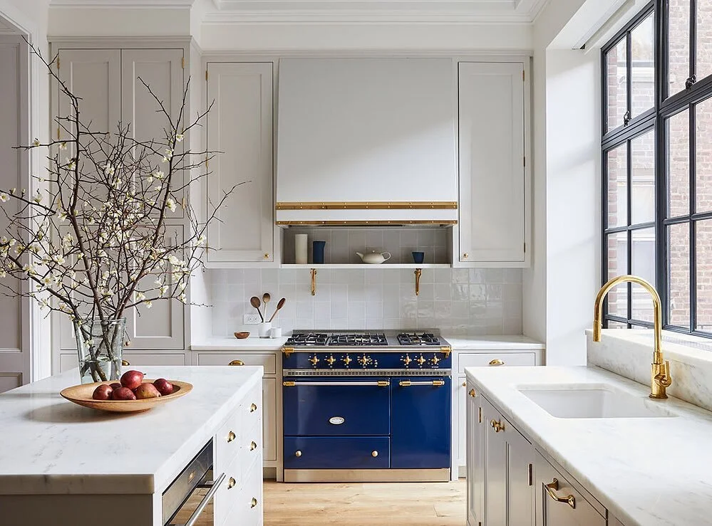 bright happy kitchen for this dreary nyc morning ✨💫
&bull;
&bull;
&bull;
design by @elizabeth_roberts_architects 
&bull;
&bull;
#Newyorkdesigner #interiordesign #textiledesign #residentialdesign #bedroomdesign #kitchendesign #bathroomdesign #interio