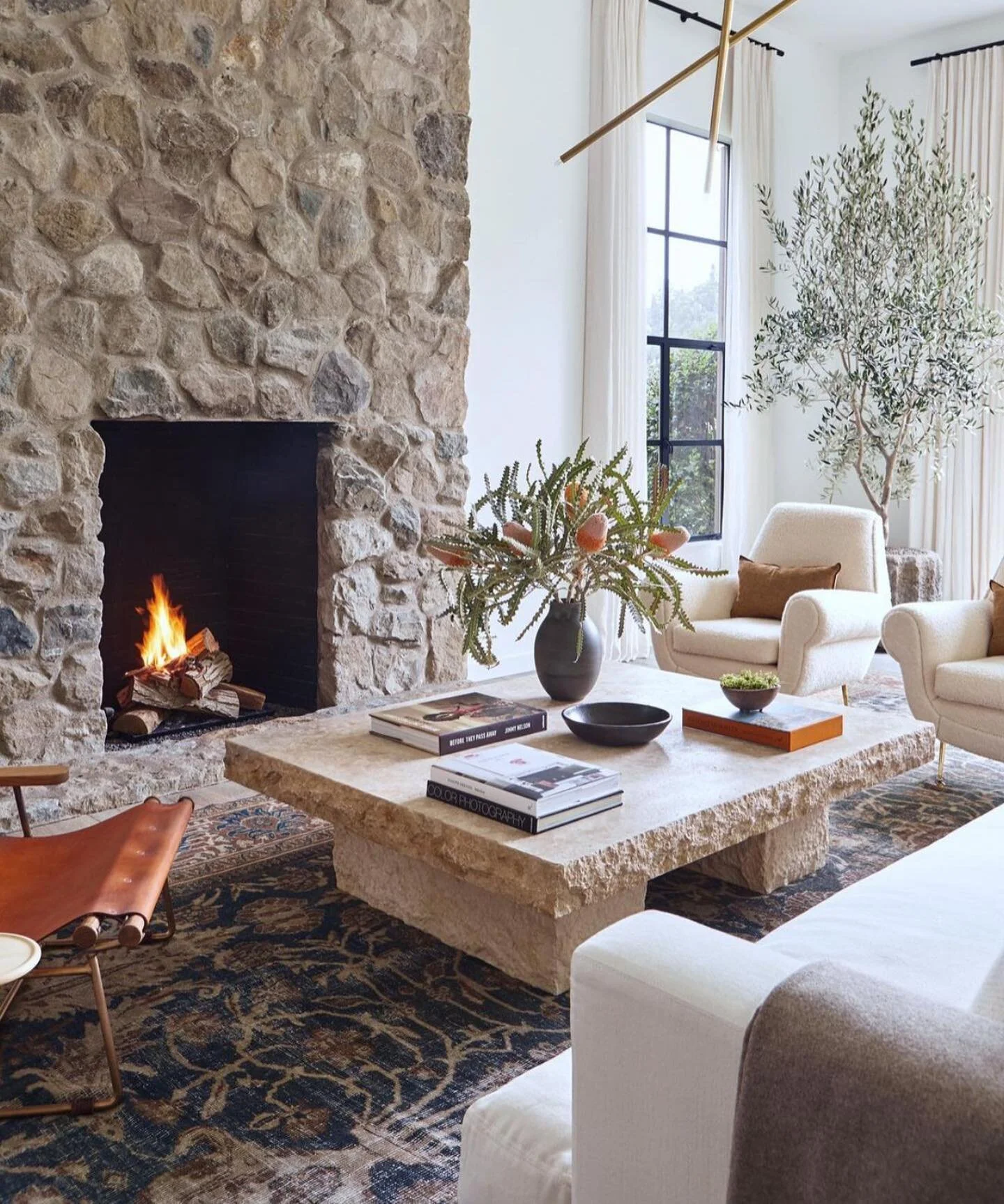 Happy Sunday 😊 we could see our self&rsquo;s spending our day next to this cozy fire 💫
&bull;
&bull;
Design by @studiolifestyle_ 
&bull;
&bull;
&bull;
#Newyorkdesigner #interiordesign #textiledesign #residentialdesign #bedroomdesign #kitchendesign 