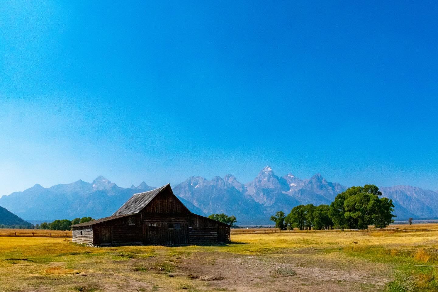 Been day dreaming about heading back west to Wyoming&hellip;⛰️ 🌞 🦬 

Who&rsquo;s with me?!?! 

📸 @bradleylriddle 

#grandtetonnationalpark #wyoming #jennylake #tamoultonbarn
