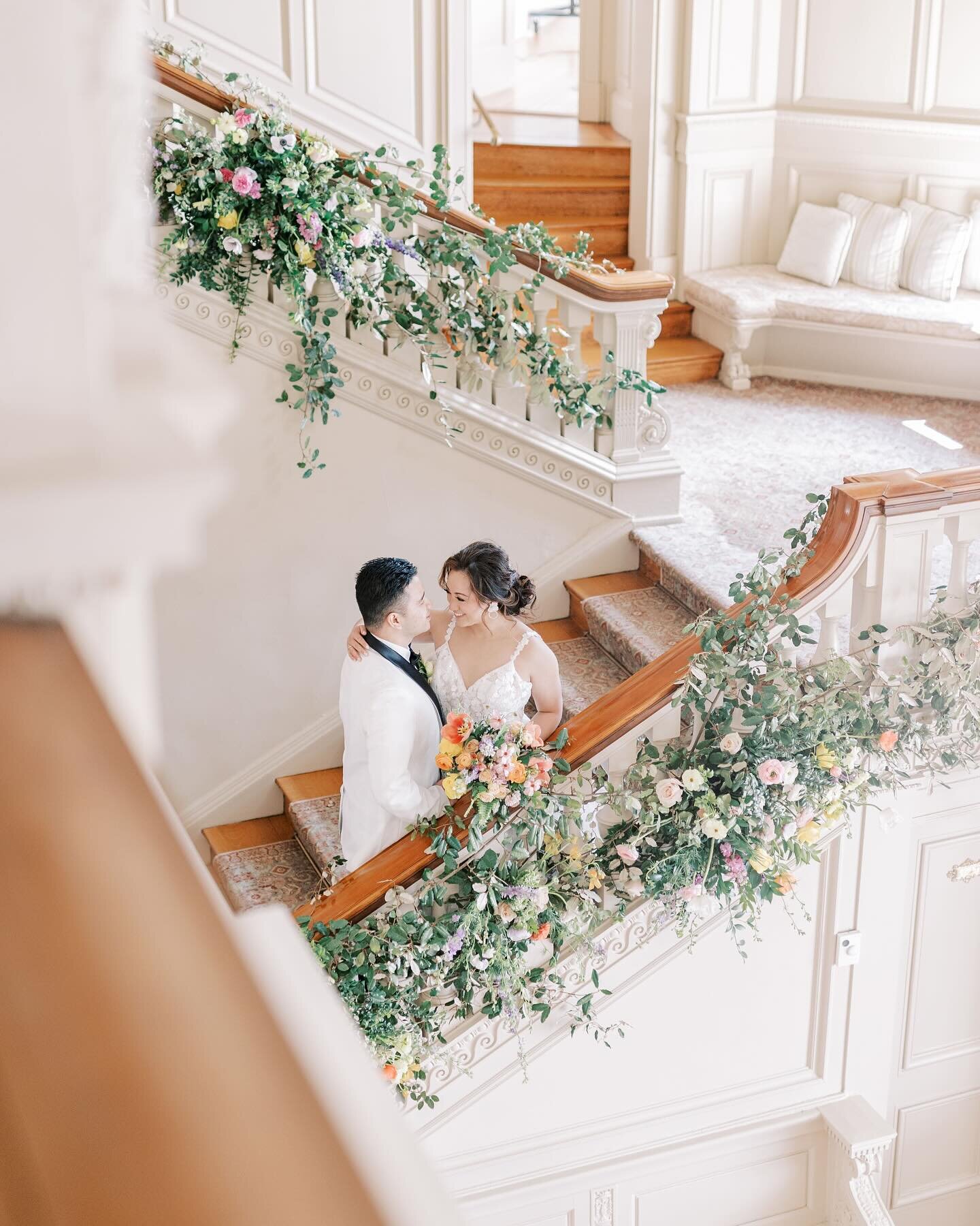 I wish every venue had a grand staircase moment. I would love flowering them endlessly. 
&bull;
#staircaseflowers #springwedding