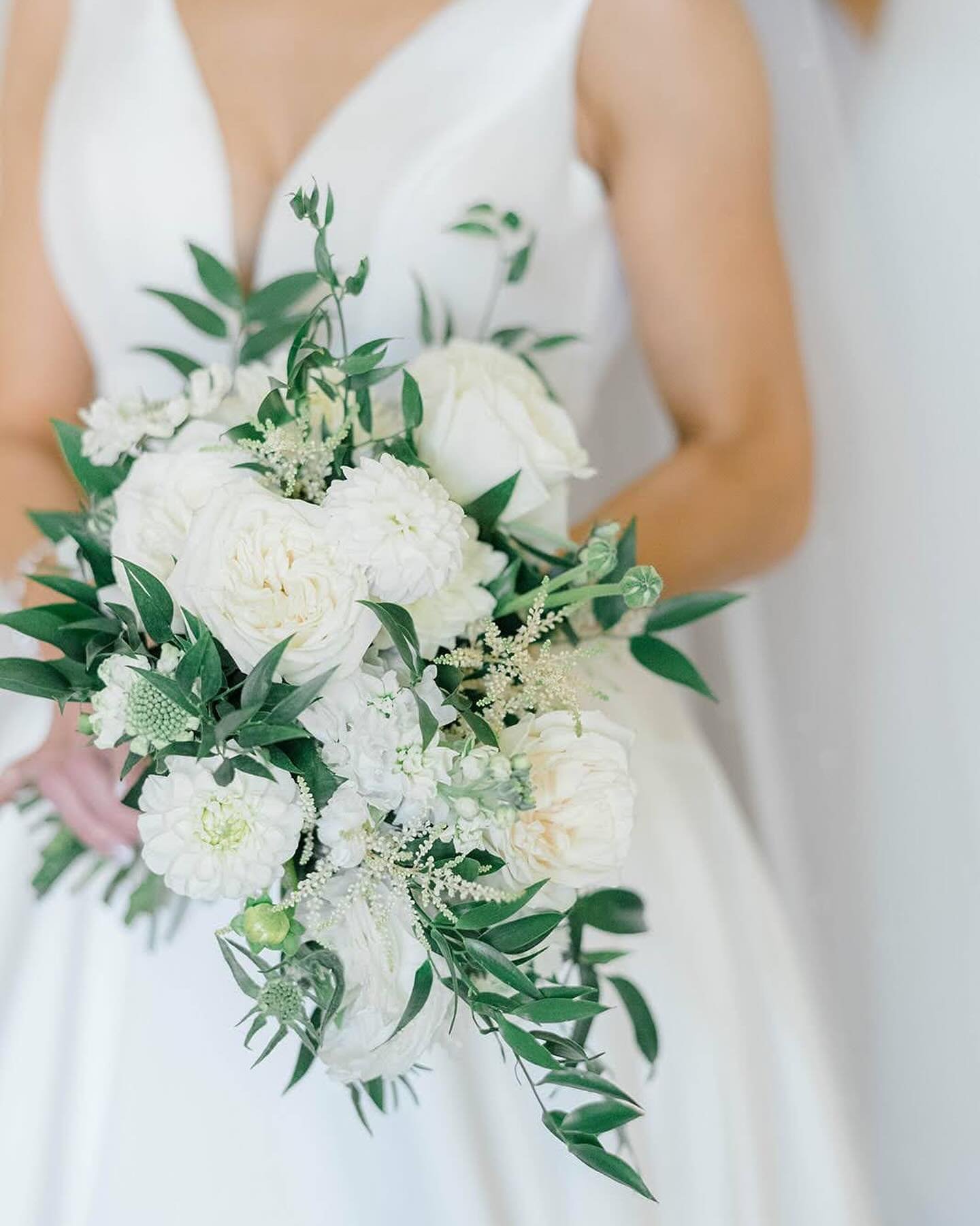 All white florals don&rsquo;t have to be boring! Sneaking in some texture and dimension is one of our favorite things to do when working with a monochromatic palette. 
&bull;
There&rsquo;s something to be said for a monochromatic bouquet that still h