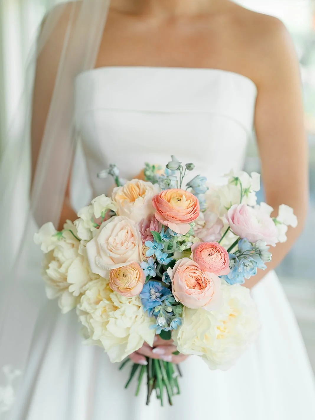 Our STUNNING bride Cassidy rocked a bouquet of muted spring colors ft. peonies from @griffithhillfarm 😍