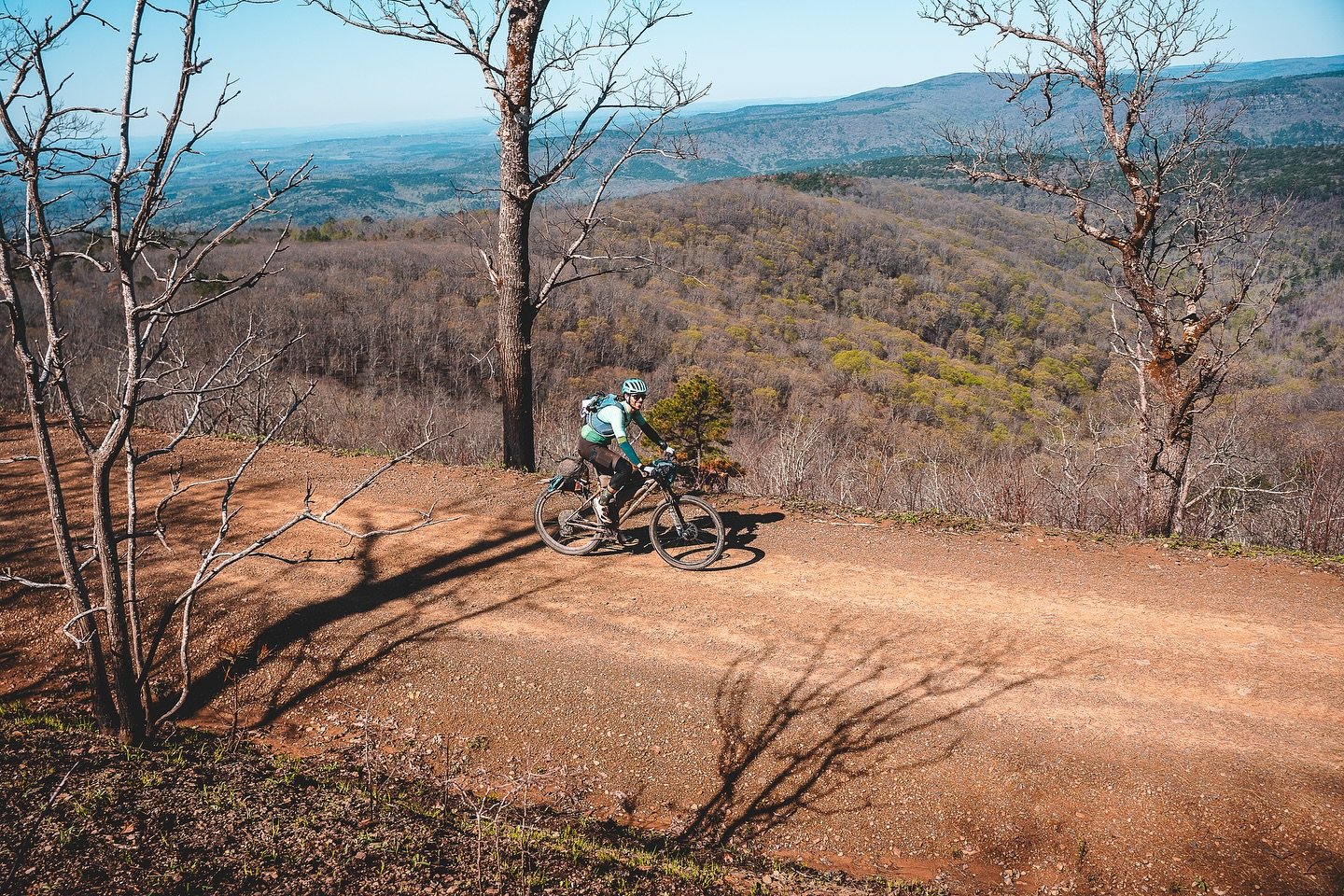 We'd rather be on ridgeline in the middle of the Ozarks right now... @tschwemberger enjoying the goods of Pilot Rock above the Arkansas River Valley. 

📸 @kaicaddy