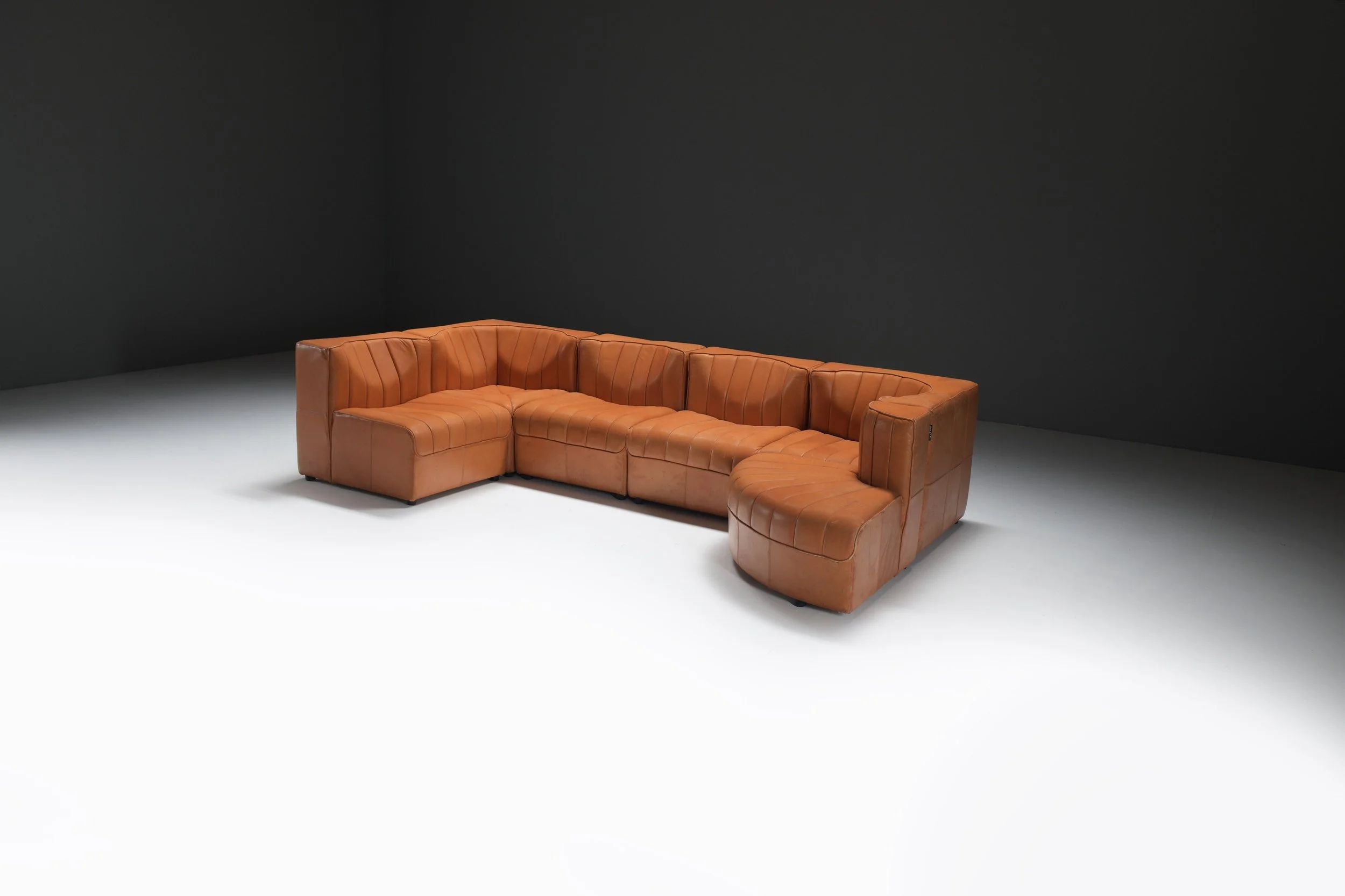 5 ligne jf j f Mur France Arflex Novemila 9000 modular sectional sofa cognac orange leather Tito Agnoli vintage aera lab aeralab bart albrecht vintage design furniture belgium 1stdibs.jpg