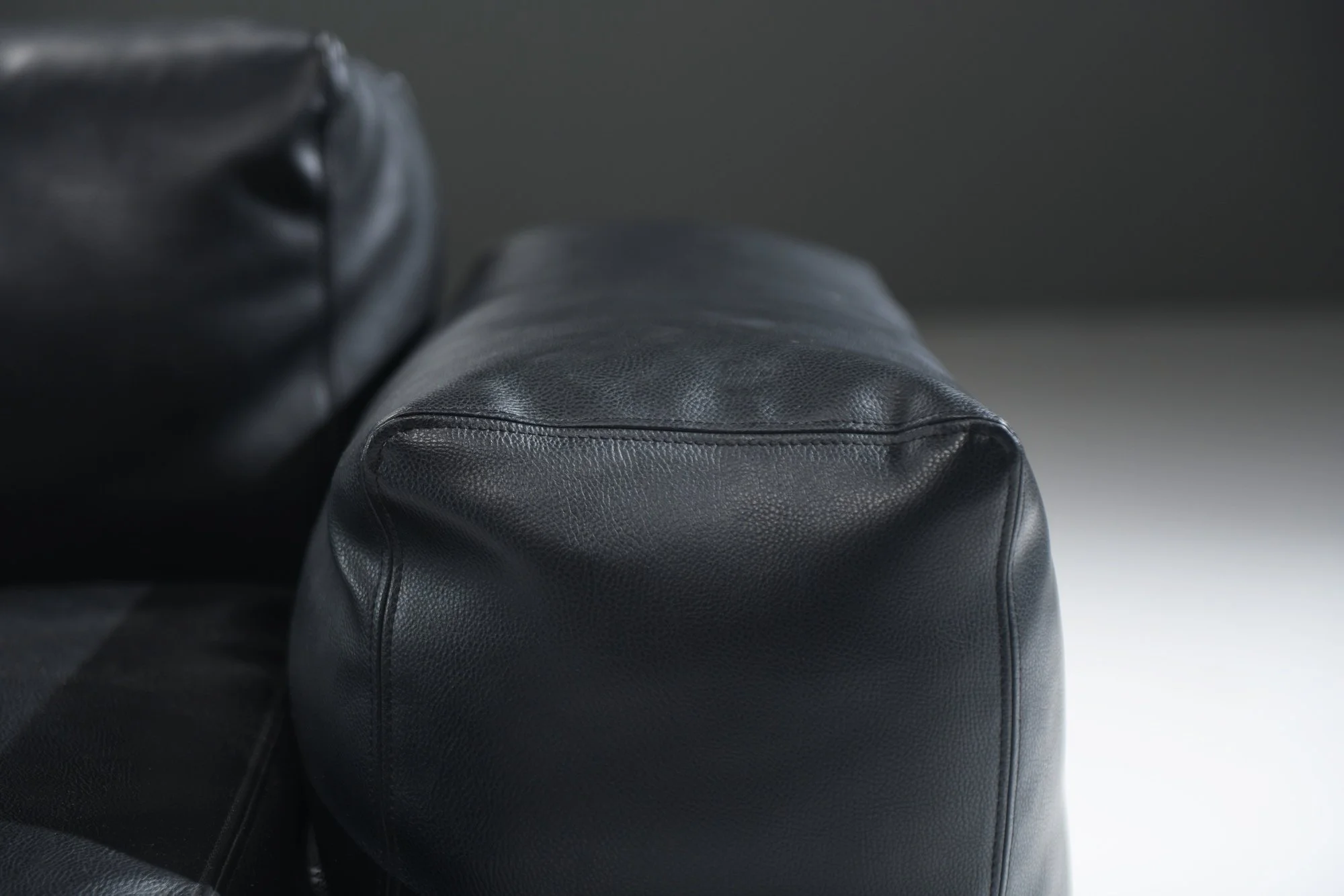 5 Superoblong oblong Cappellini fauteuil chair armchair black leather vitra Jasper Morrison aera lab aeralab bart albrecht vintage design furniture Belgium 1stdibs.jpg