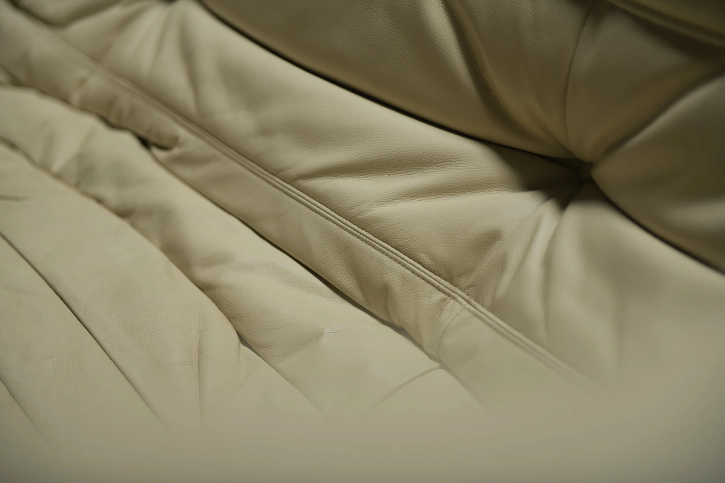 4 togo Medium Settee armrests beige creme off white Ligne Roset vintage leather michel ducaroy cinna aera lab aeralab 1stdibs design furniture lounge 2007 .jpg
