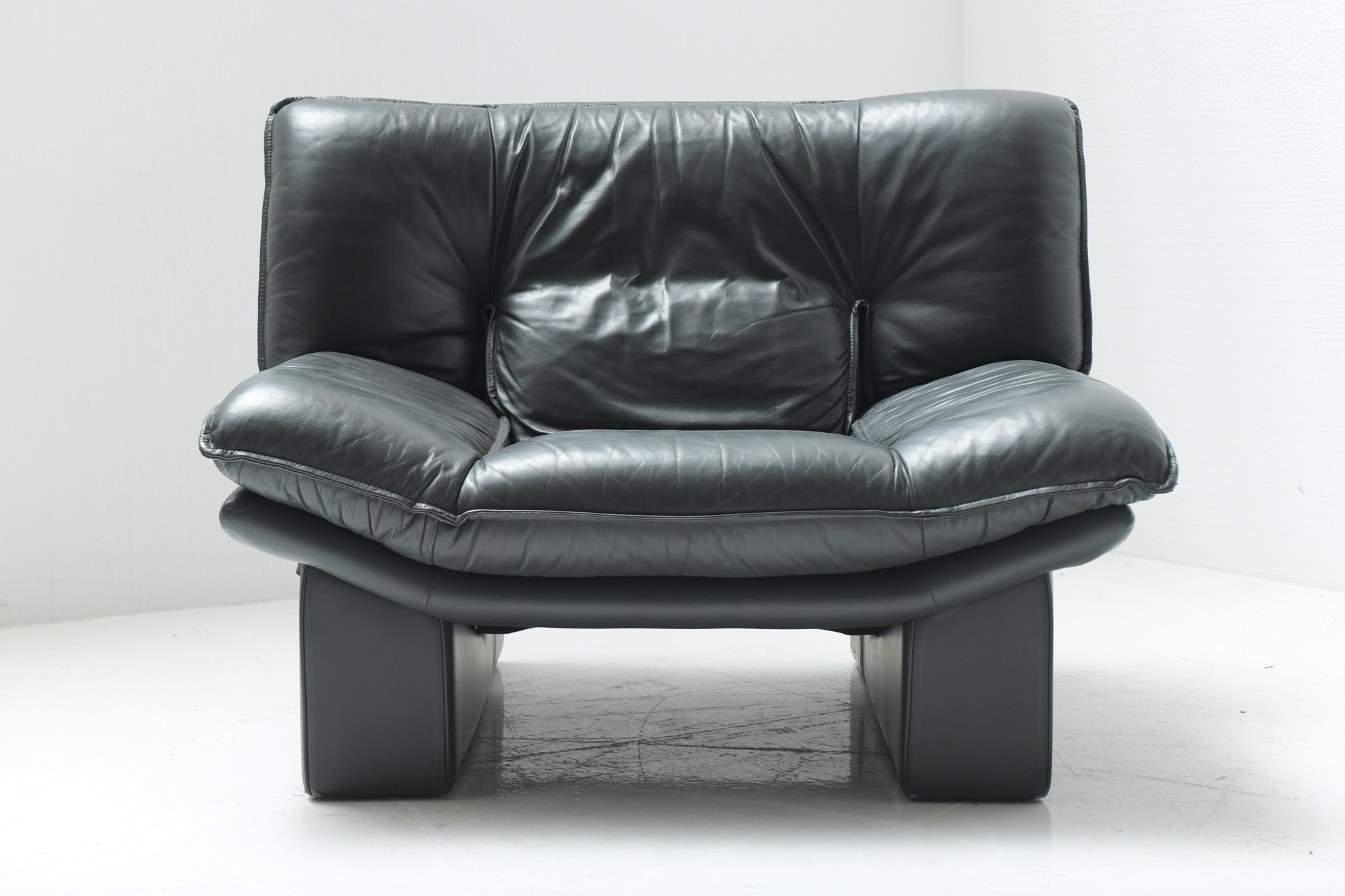 10 VINTAGE post modern LEATHER LOUNGE CHAIRS NICOLETTI SALOTTI ITALY avanti 1980s.jpg