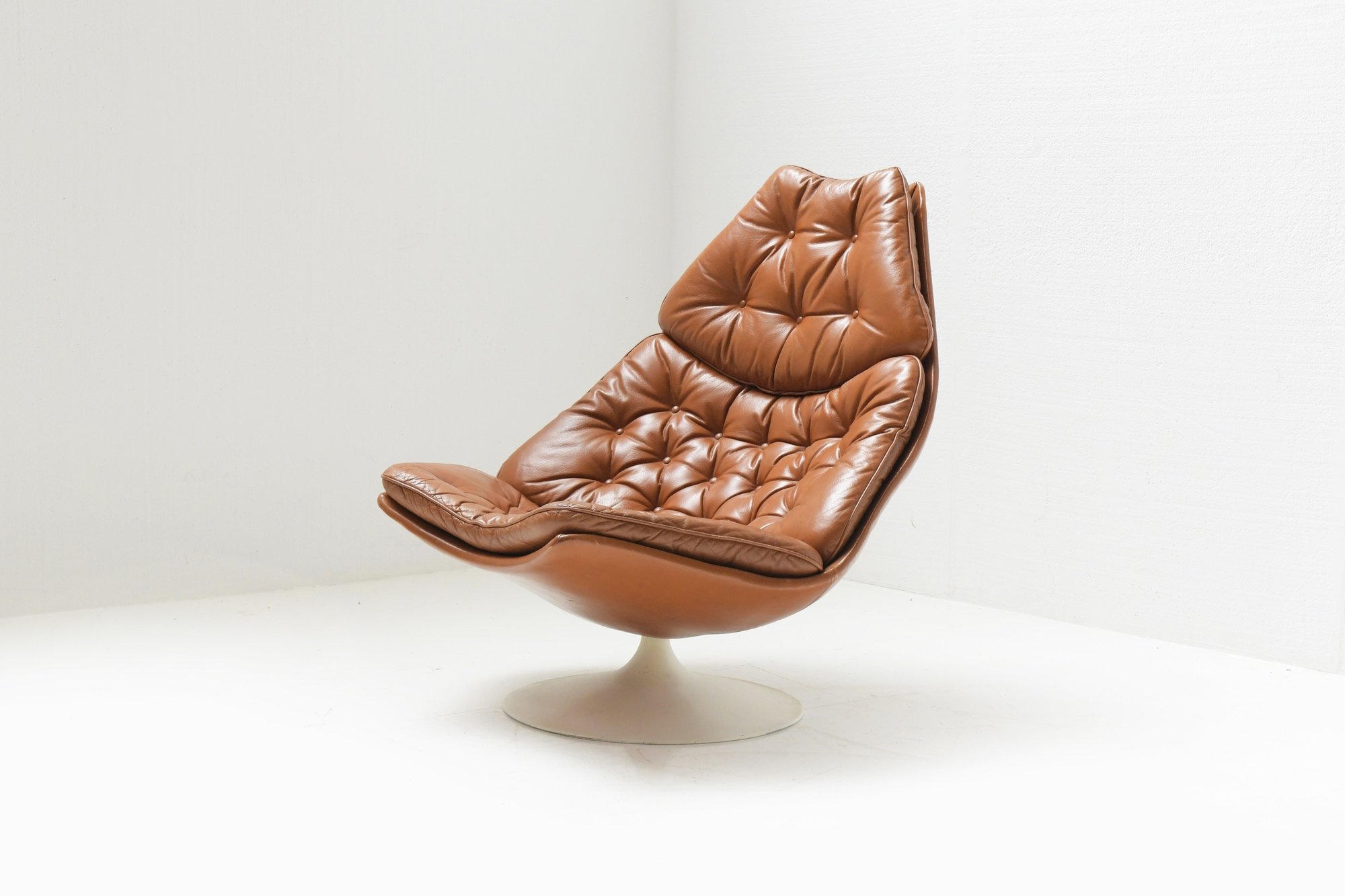 F lounge chair in original cognac leather - Geoffrey Harcourt - Artifort Aéra-lab. Fine selection of vintage design furniture by Aèra-lab Belgium.
