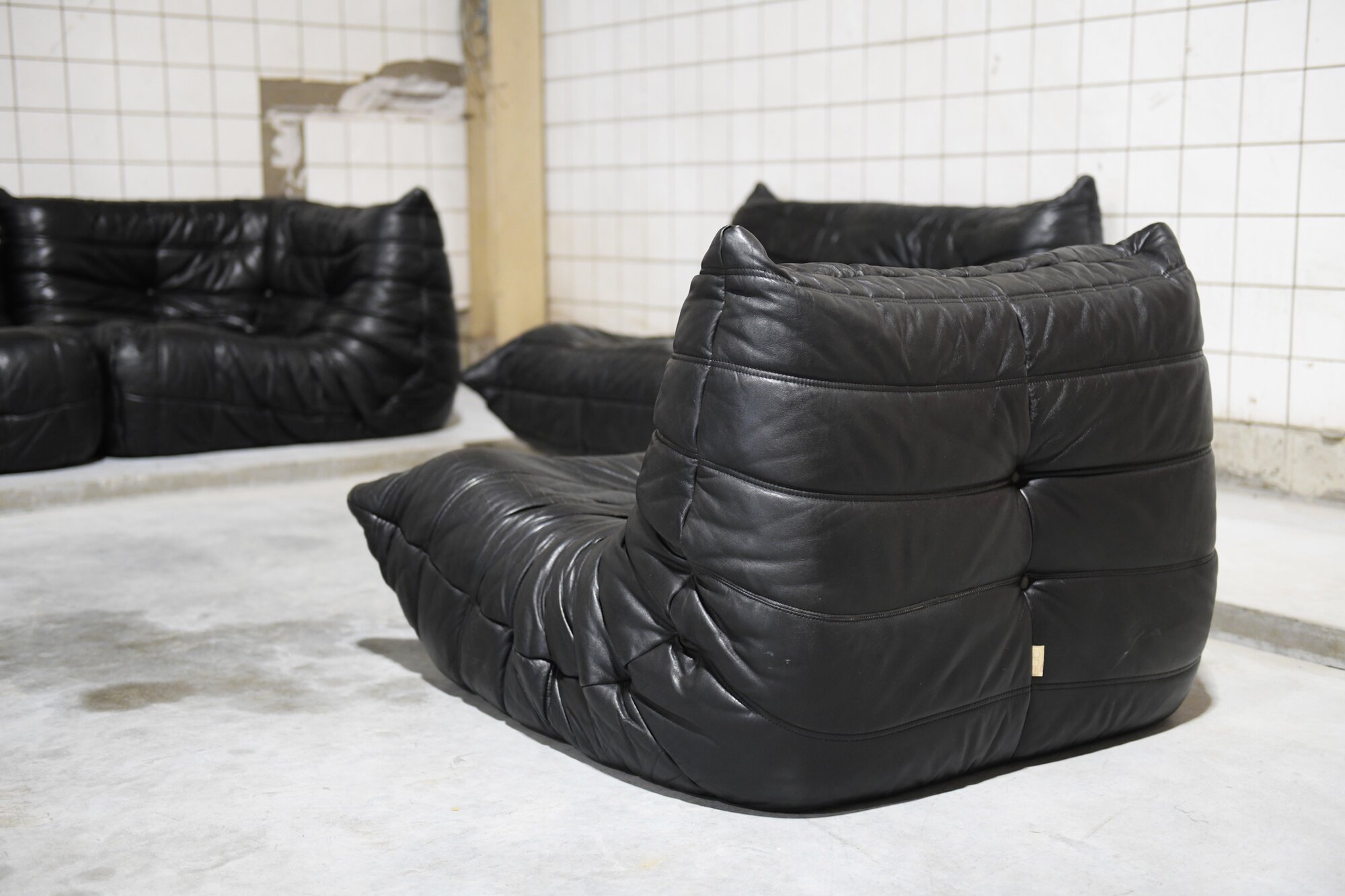 4 togo black leather vintage michel ducaroy ligne roset aera lab albrecht design.jpg