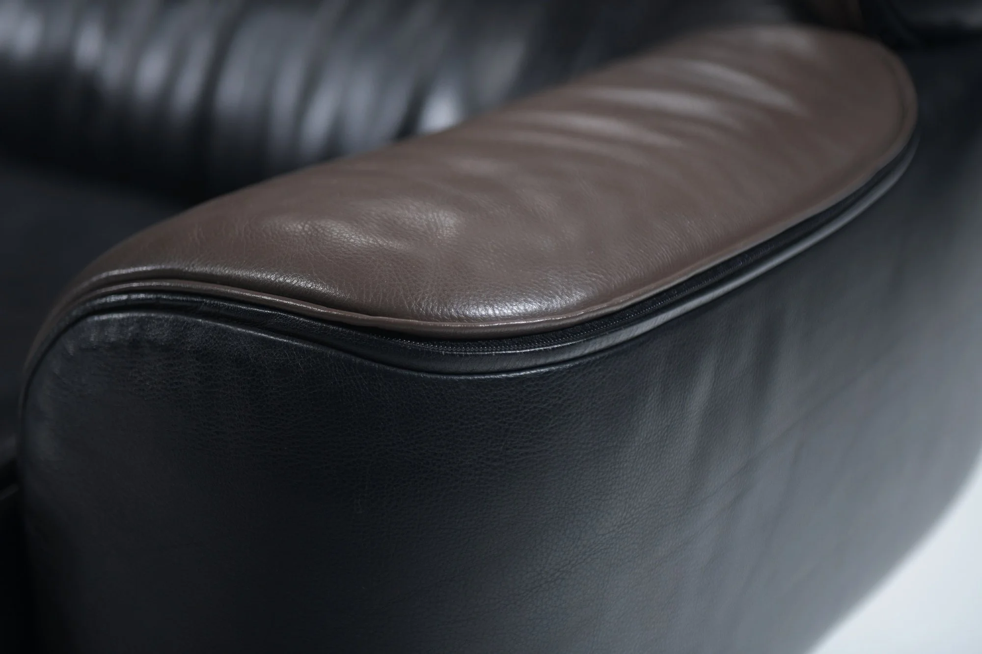 7 Bull sofa 3 seater black taupe 2 color bicolor  leather Gianfranco Frattini Cassina rare bellini 1987 Italy vintage  design furniture aera lab aeralab albrecht dendermonde belgium 1stdibs.jpg