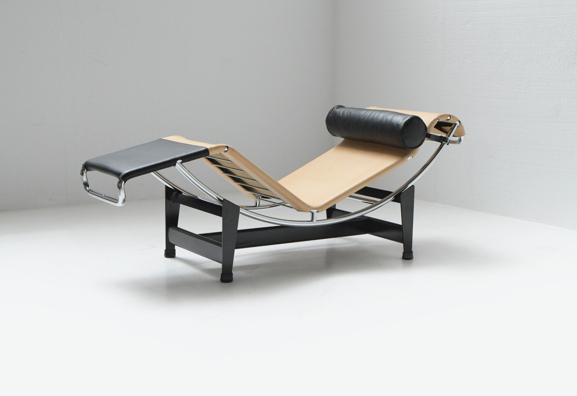 Charlotte Perriand, Le Corbusier, Pierre Jeanneret - Cassina, Louis vuitton  - Chaise lounge (1) - LC4 prototype in Italy