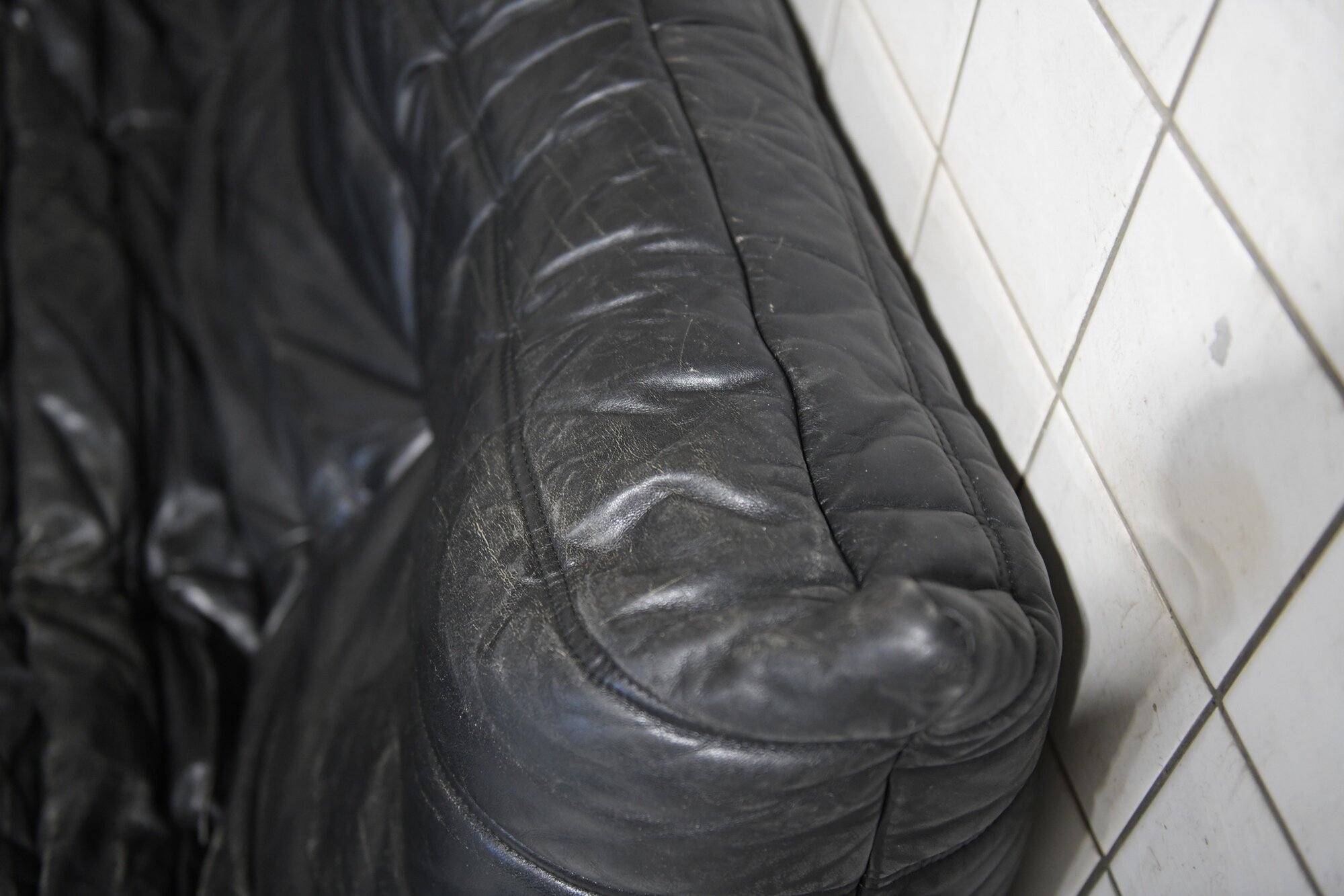 5 togo black leather vintage michel ducaroy ligne roset aera lab albrecht design.jpg