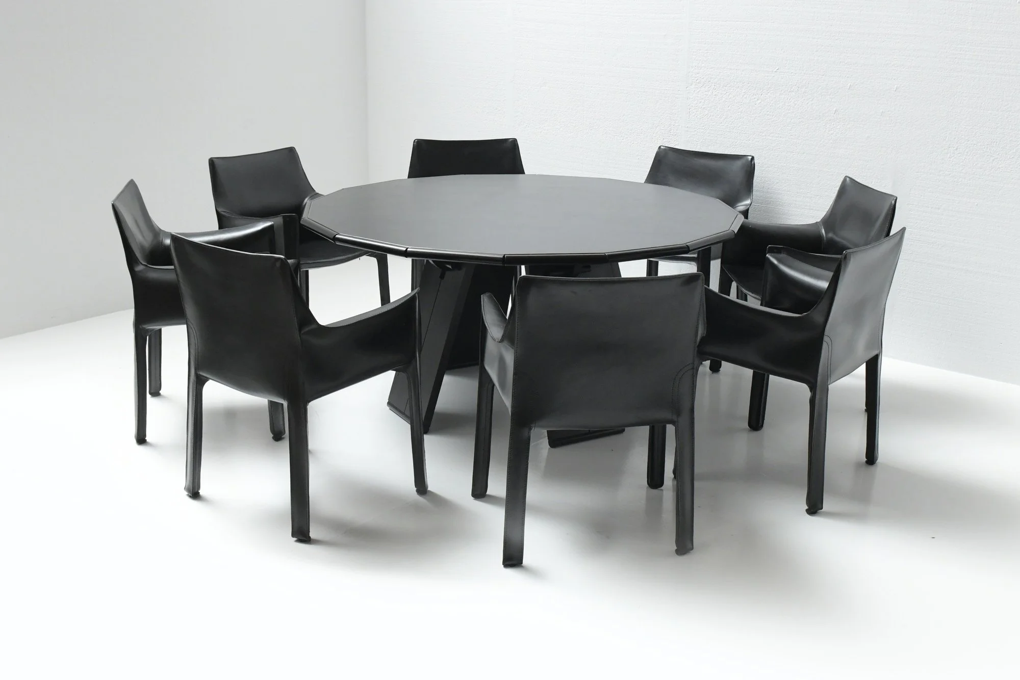 3 Cab 413 black leather La Loggia logia Mario Bellini dining table round hexadecagon 16 corners Cassina, 1977 frattini magistrettie perriand chapo albrecht aera lab aeralab vintage design furniture..jpg