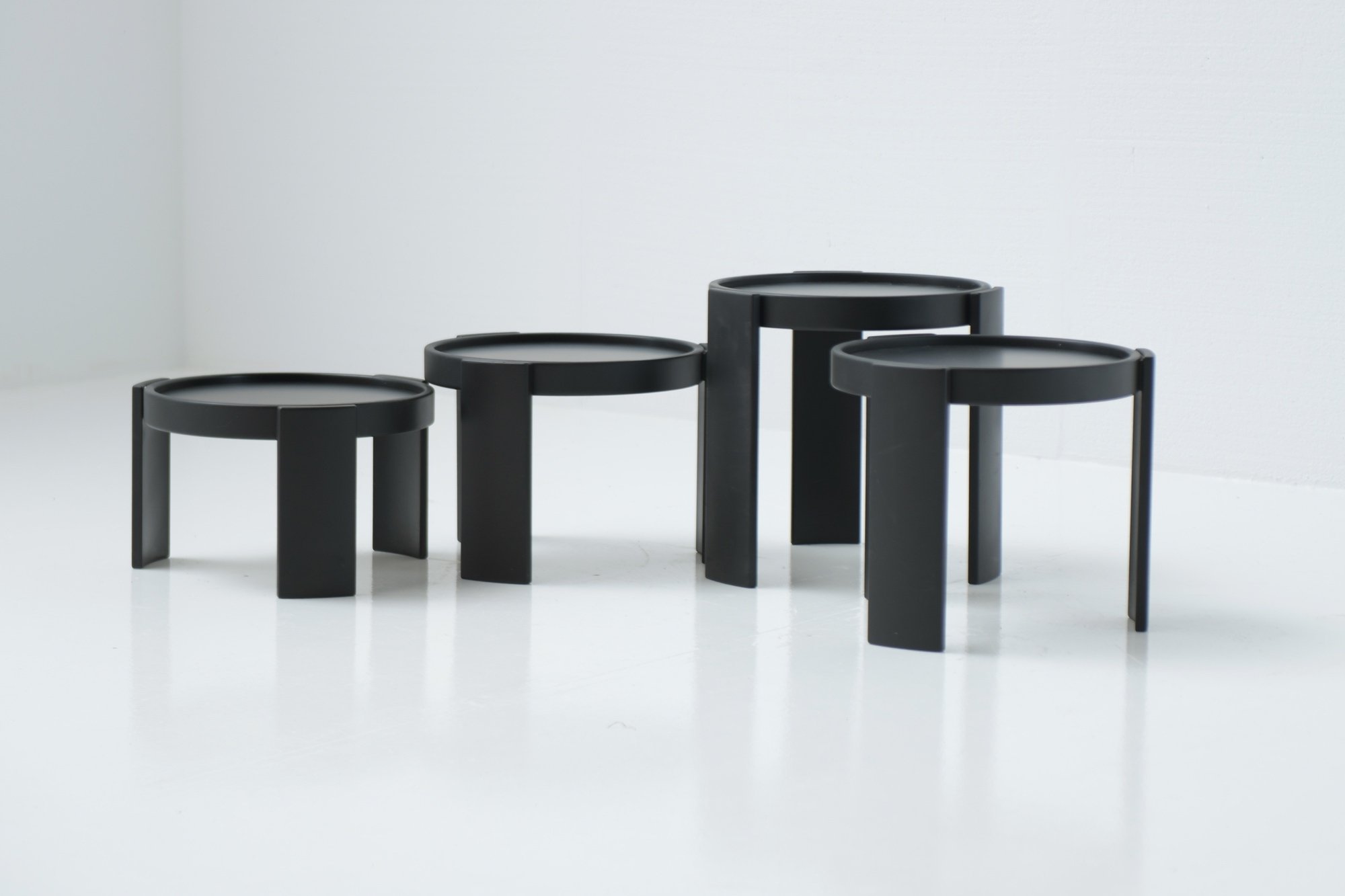 2 Stackable 780:783 Coffee nesting Tables Gianfranco Frattini Cassina aera lab albrecht.jpg