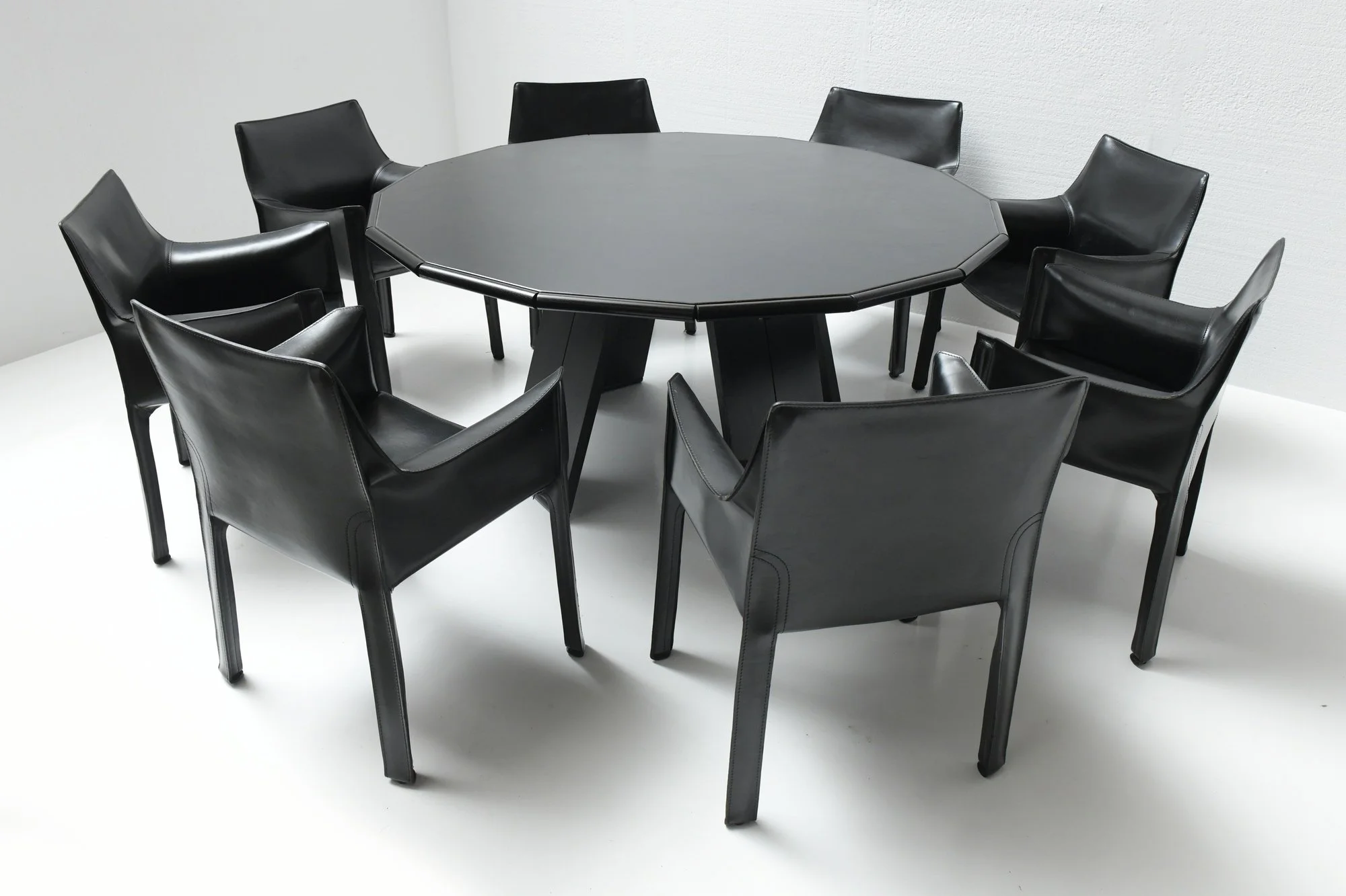 8 Cab 413 black leather La Loggia logia Mario Bellini dining table round hexadecagon 16 corners Cassina, 1977 frattini magistrettie perriand chapo albrecht aera lab aeralab vintage design furniture..jpg