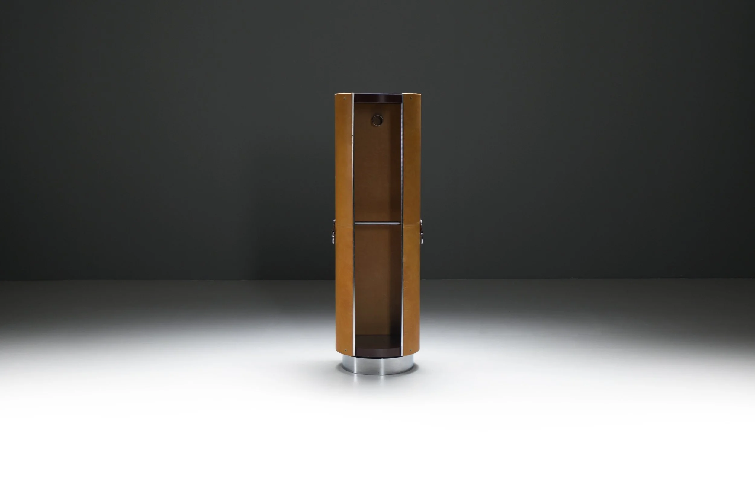 1 'Tucroma' Rotating swiveling Wardrobe mirror mirrored Guido Faleschini i4Mariani, Italy leather vintage design furniture 1stdibs aera aera lab aeralab albrecht 1970s.jpg