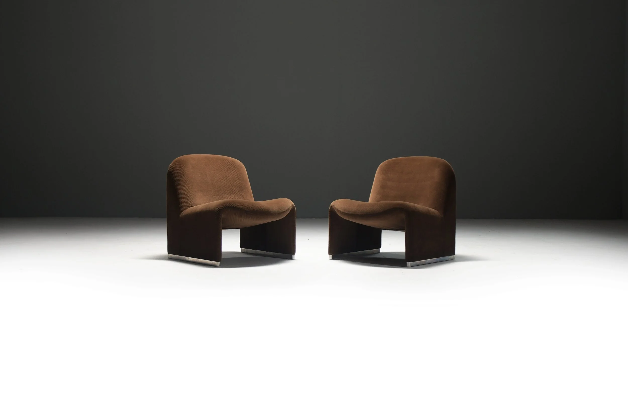 Giancarlo Piretti Alky Lounge Chairs, Anonima Castelli, Italy, 1970s, original brown velvet, chocolate brown, sculptural seating, Italian modern design, vintage lounge chairs, iconic seventies furniture, original upholstery, aluminium base, exception