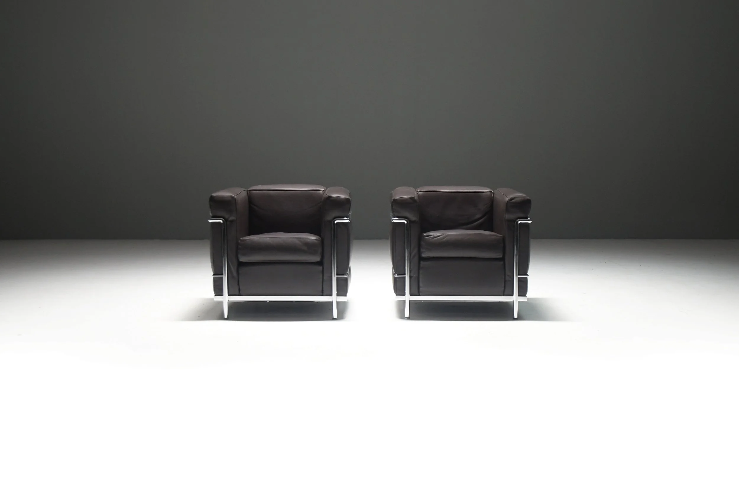 LC2 lounge chairs, Le Corbusier, Pierre Jeanneret, Charlotte Perriand, Cassina, late 1990s, matching pair, dark brown leather, polished chrome, vintage Italian design, production numbers 153181 153193, original Cassina markings, Le Corbusier signatur