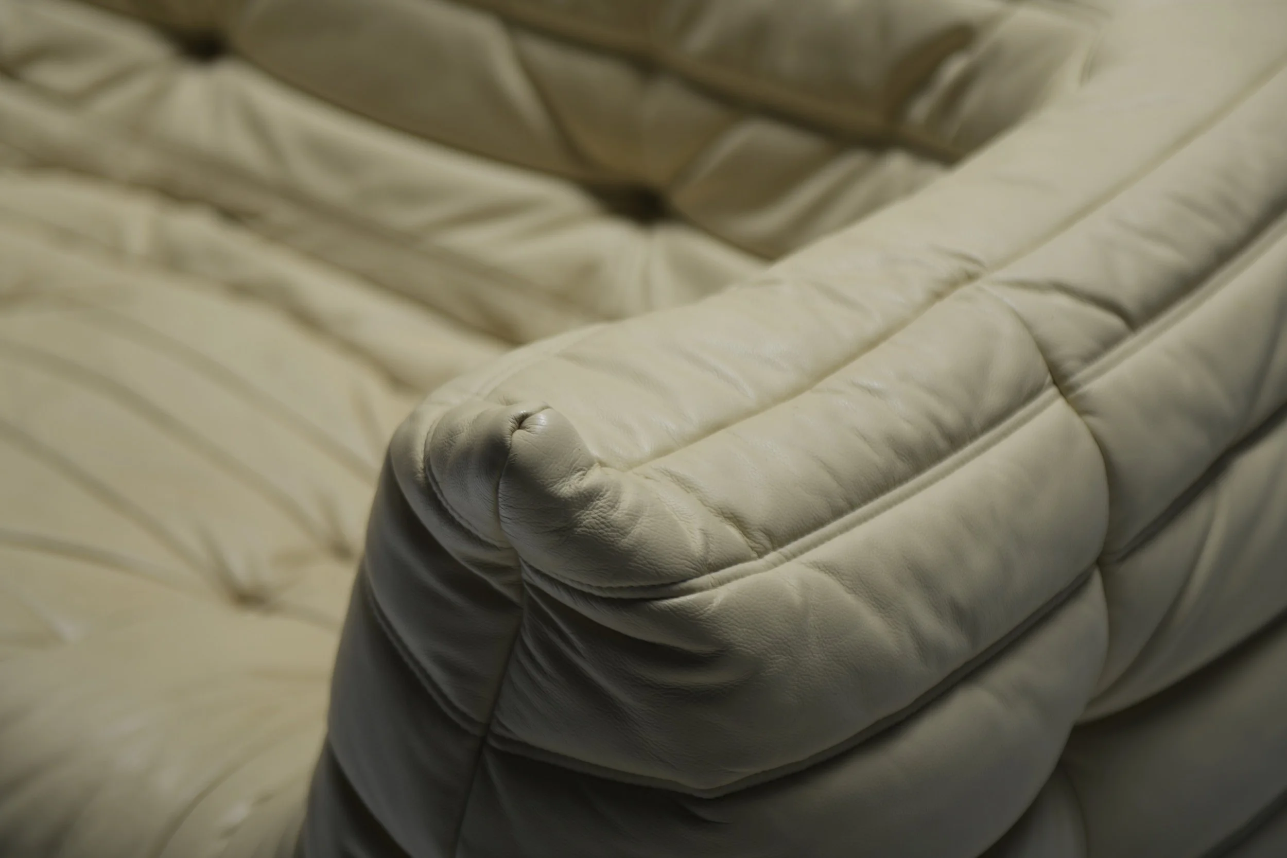 3 togo Medium Settee armrests beige creme off white Ligne Roset vintage leather michel ducaroy cinna aera lab aeralab 1stdibs design furniture lounge 2007 .jpg