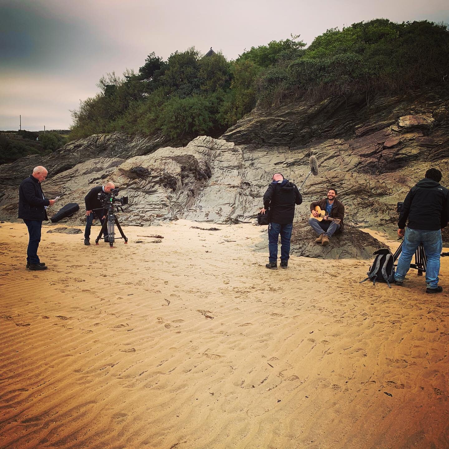 Looking forward to watching the final episode of Rick Stein&rsquo;s Cornwall tonight. 
I did a spot of singing and chatting with Rick which I&rsquo;ve been told should be featured tonight. 
6:30 on BBC2
@chefrickstein @christopliss @vintageguitars_of