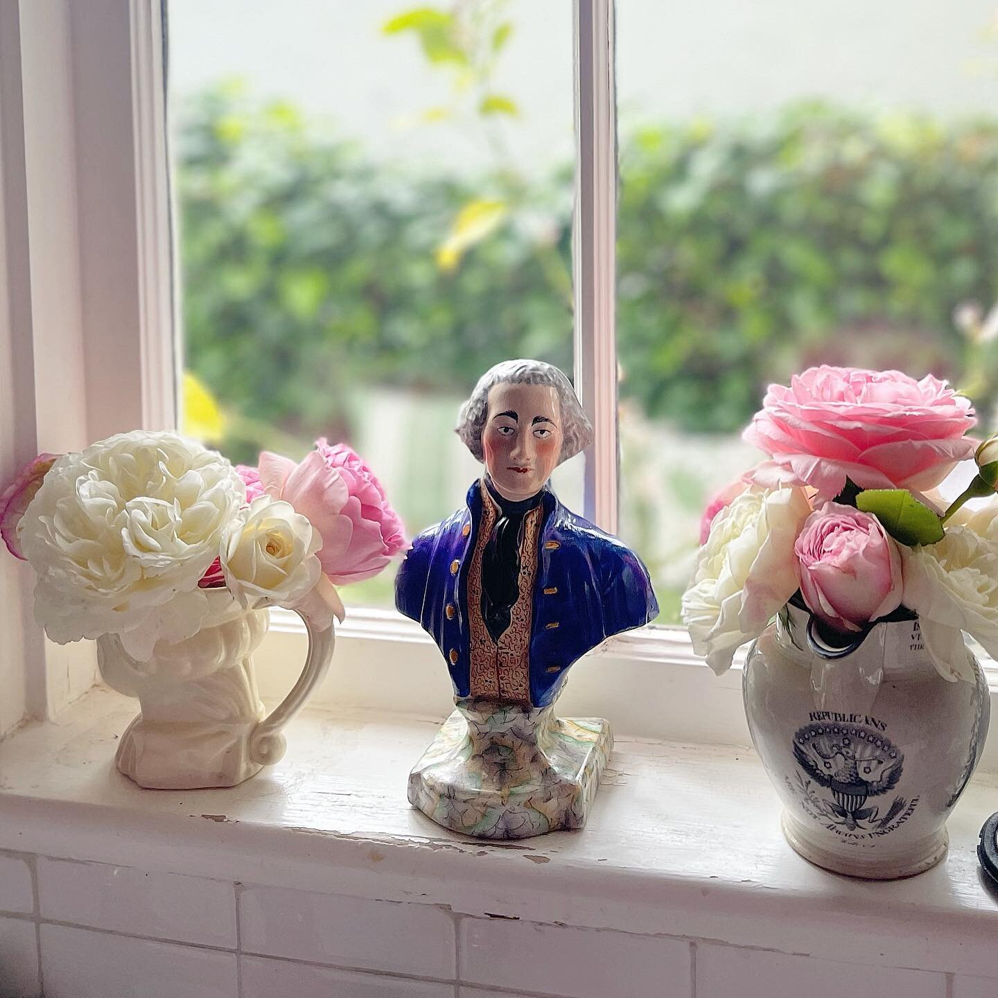 A bit of Americana with Mr. Washington and a bit of England with Mr. David Austin Roses. Our super bloom is producing an abundance of splendor we have not seen in years. 🌸

#countrykitchens #windowswithview #davidaustinroses🌹 #californiasuperbloom 