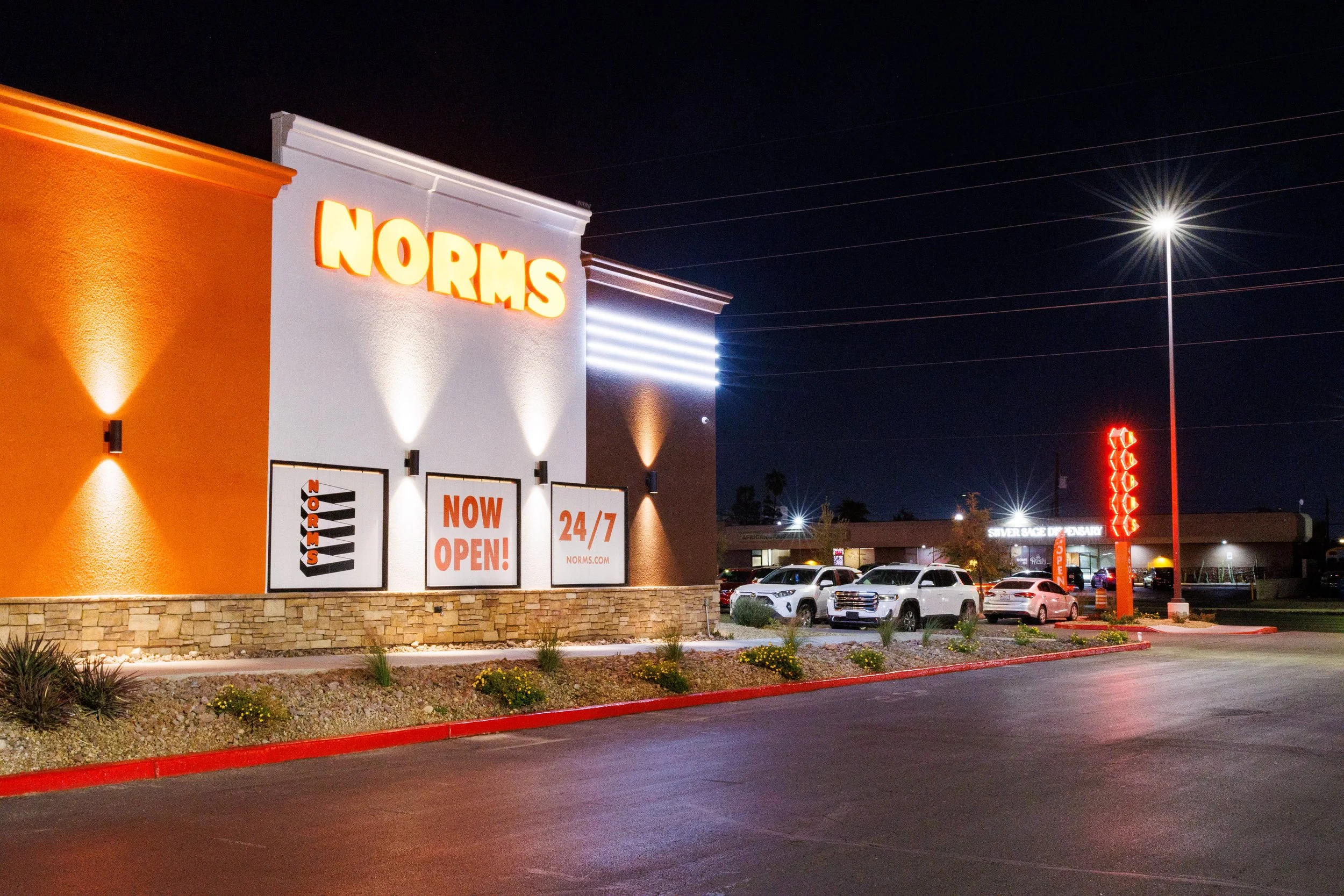 Norms Exterior illuminated.JPG