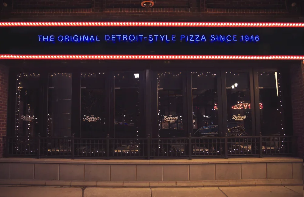 buddys pizza exterior elevated illuminated.webp