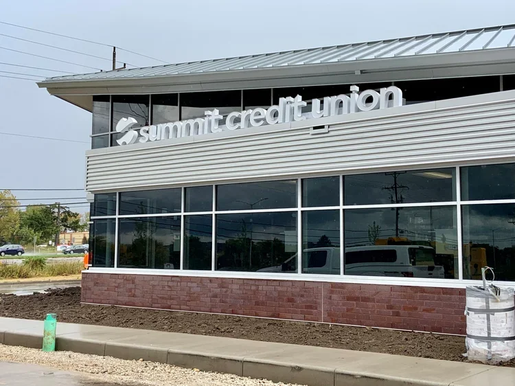 Summit credit union exterior building letters.webp
