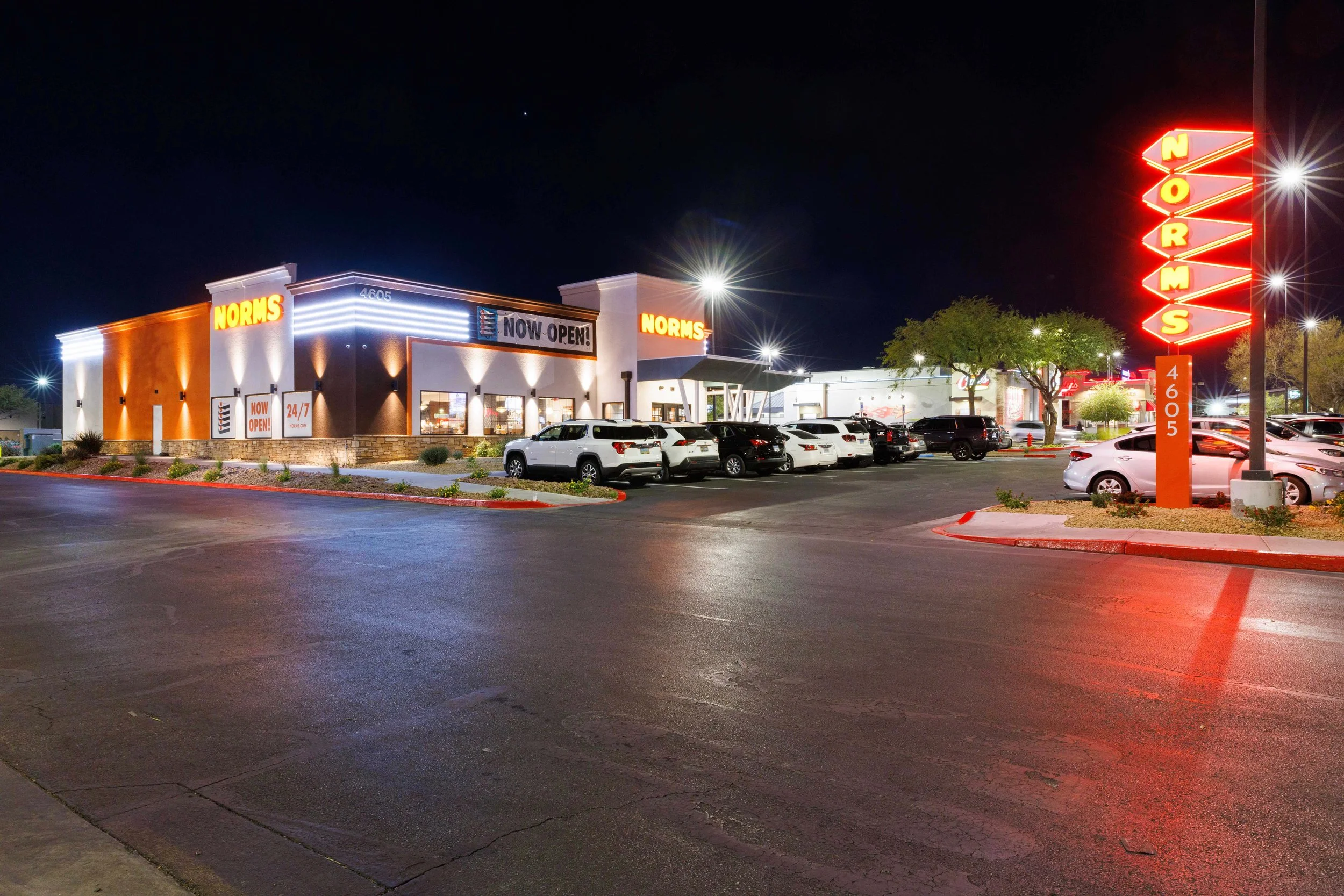 Norms Full shot exterior illuminated.JPG