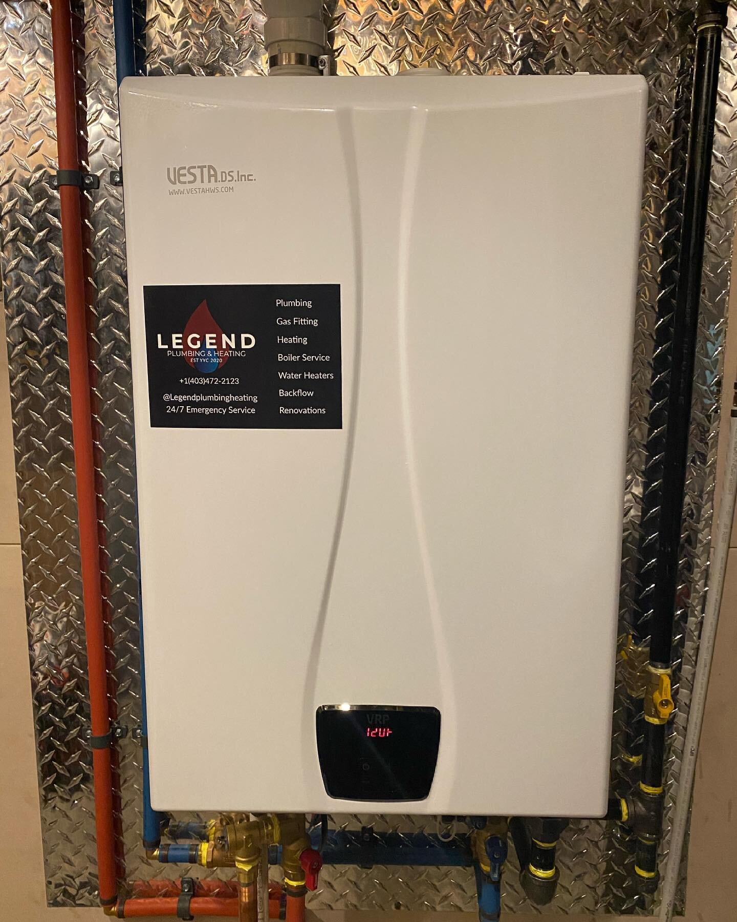 Check out this tankless water heater install!

&bull;Endless hot water ✅ 
&bull;Energy efficient ✅ 
&bull;Frees up space in your mechanical room ✅ 
&bull;Lasts much longer than traditional hot water tanks ✅ 
&bull;Looks bad ass ✅