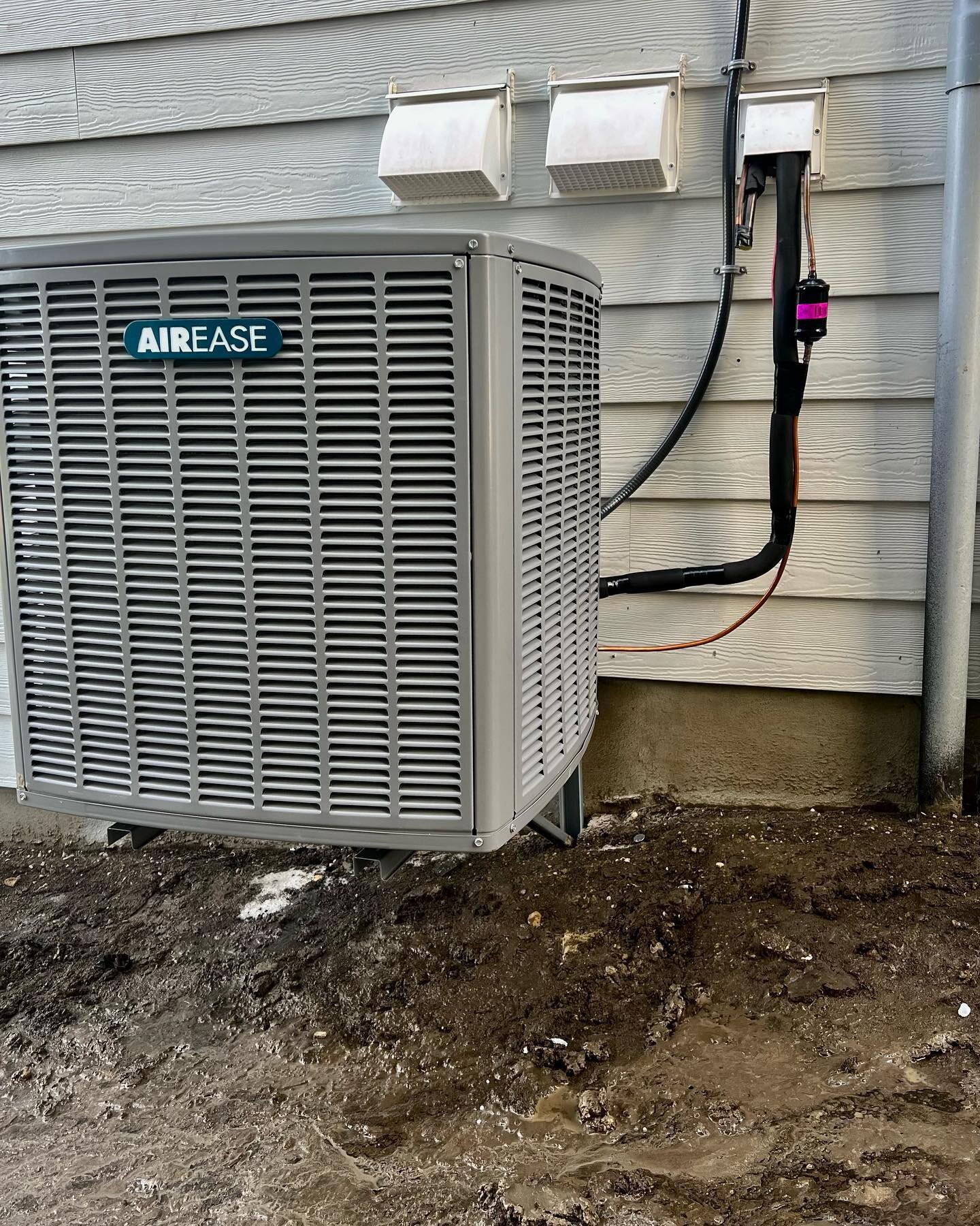 It&rsquo;s almost AC season (we hope 🤞🏻)
&bull;
With Spring &amp; Summer fast approaching, NOW is the best time to get that air conditioner installed that you&rsquo;ve always wanted.
&bull;
Pictured above is one our recently completed AC jobs, done
