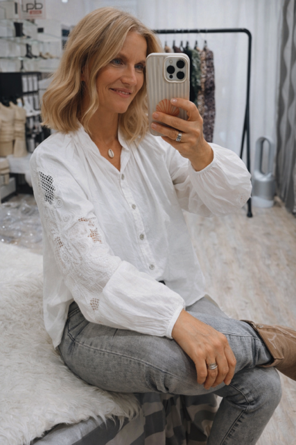 CHEMISE BLANCHE BRODERIES ET SEQUINS