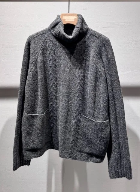 PULL COL MONTANT POCHES GRIS
