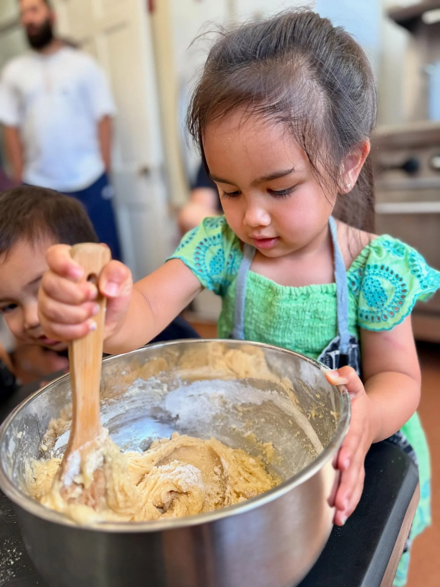 Cuties in the kitchen this past weekend 🧑🏽&zwj;🍳👩🏻&zwj;🍳🍳⏲️ I love this place 💕

www.starpathmontessori.com

#starpath #starpathkids #toddlerartclass #toddleractivities #toddleryogaclass #letsgather #weekendswithkids #weekendswithkidsinboston