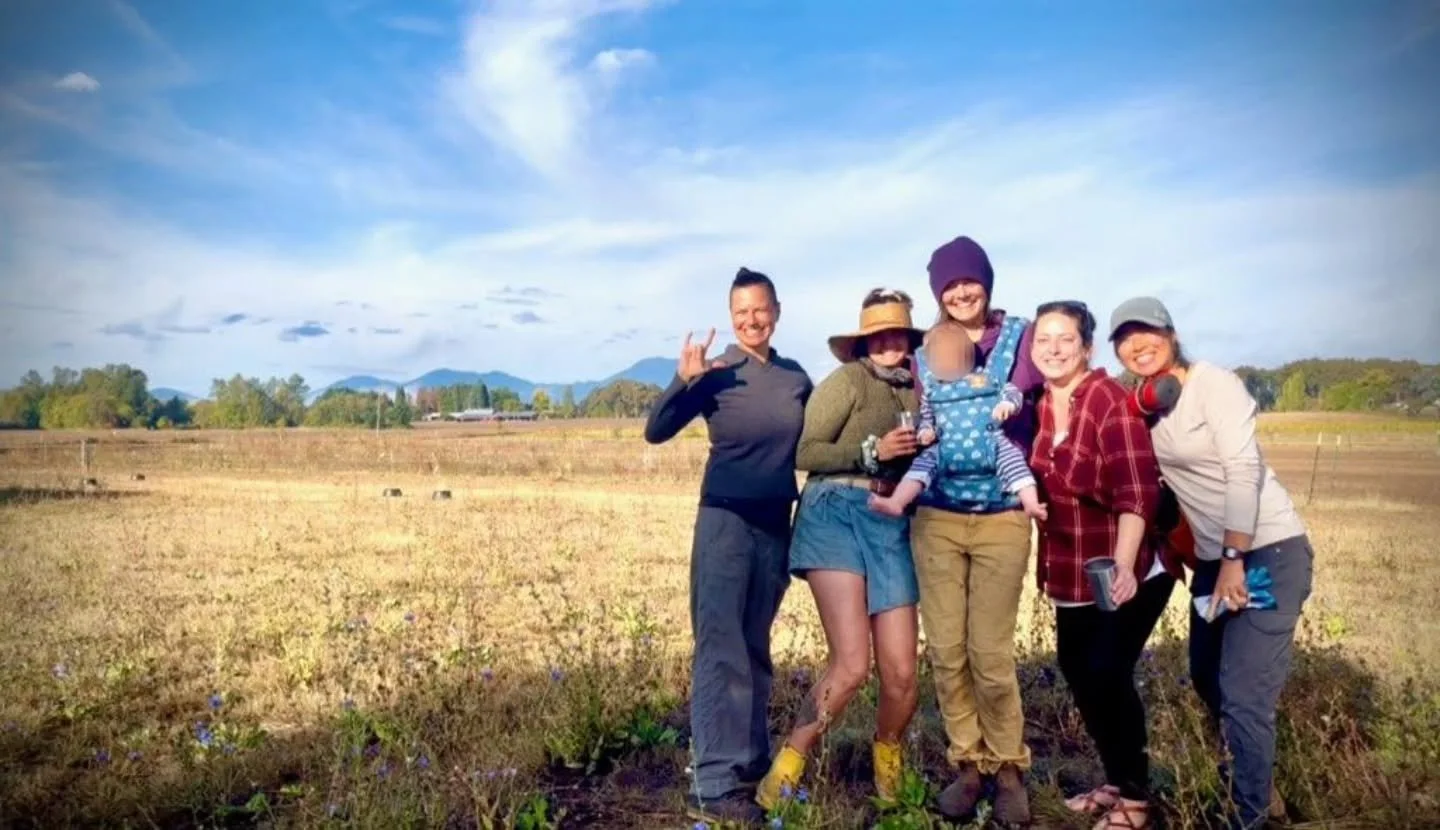 Happy New Year from our Farmily to yours! Enjoying the dark and cold days while they last and looking forward to brightness and warmth before we know it.  May you find peace, love, and abundant space for all your plant babies in 2026 😇 ❤️ 🌿

📷 @ri