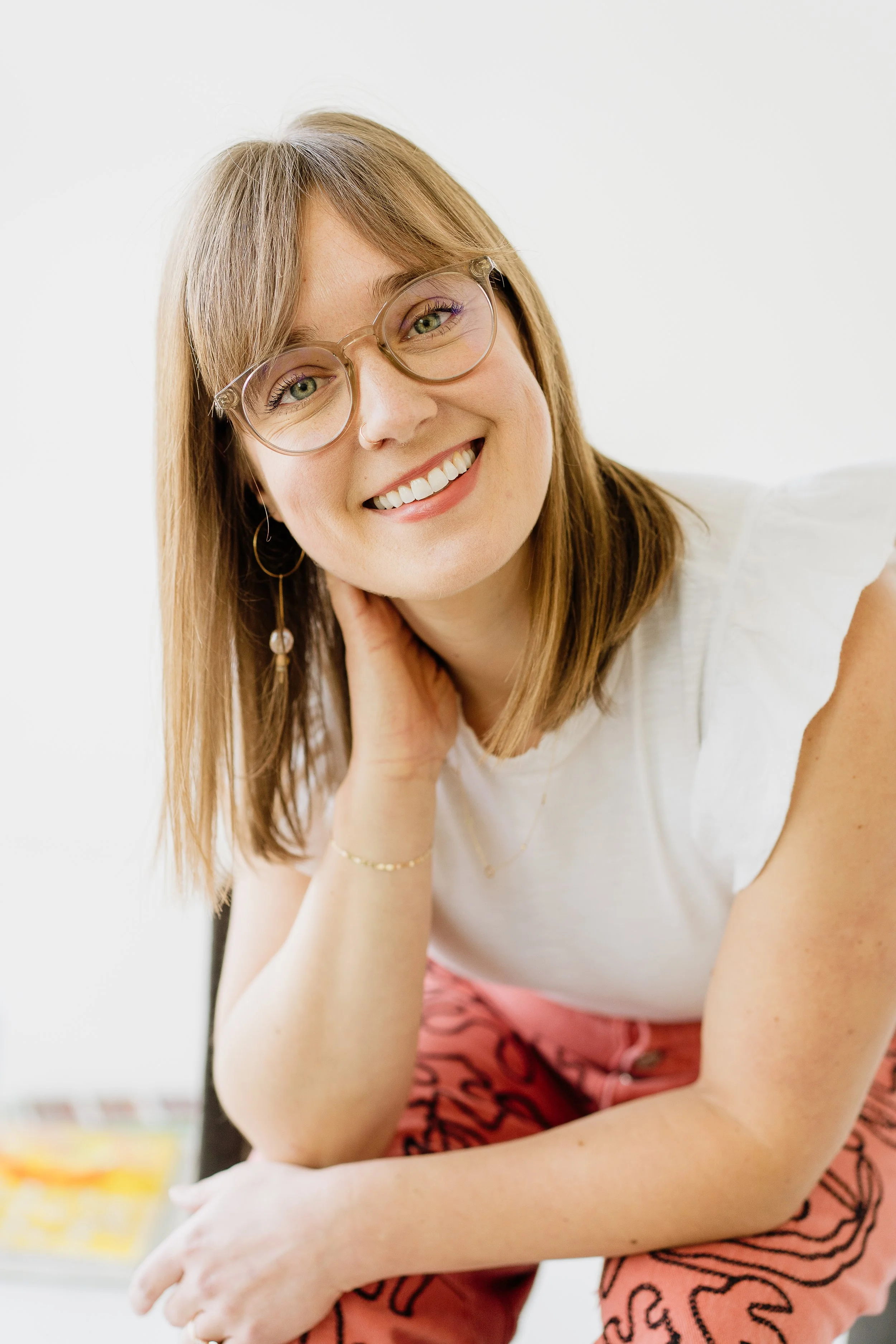 Ar therapist in Denver, Leanne Morton, leaning over with hand behind neck.