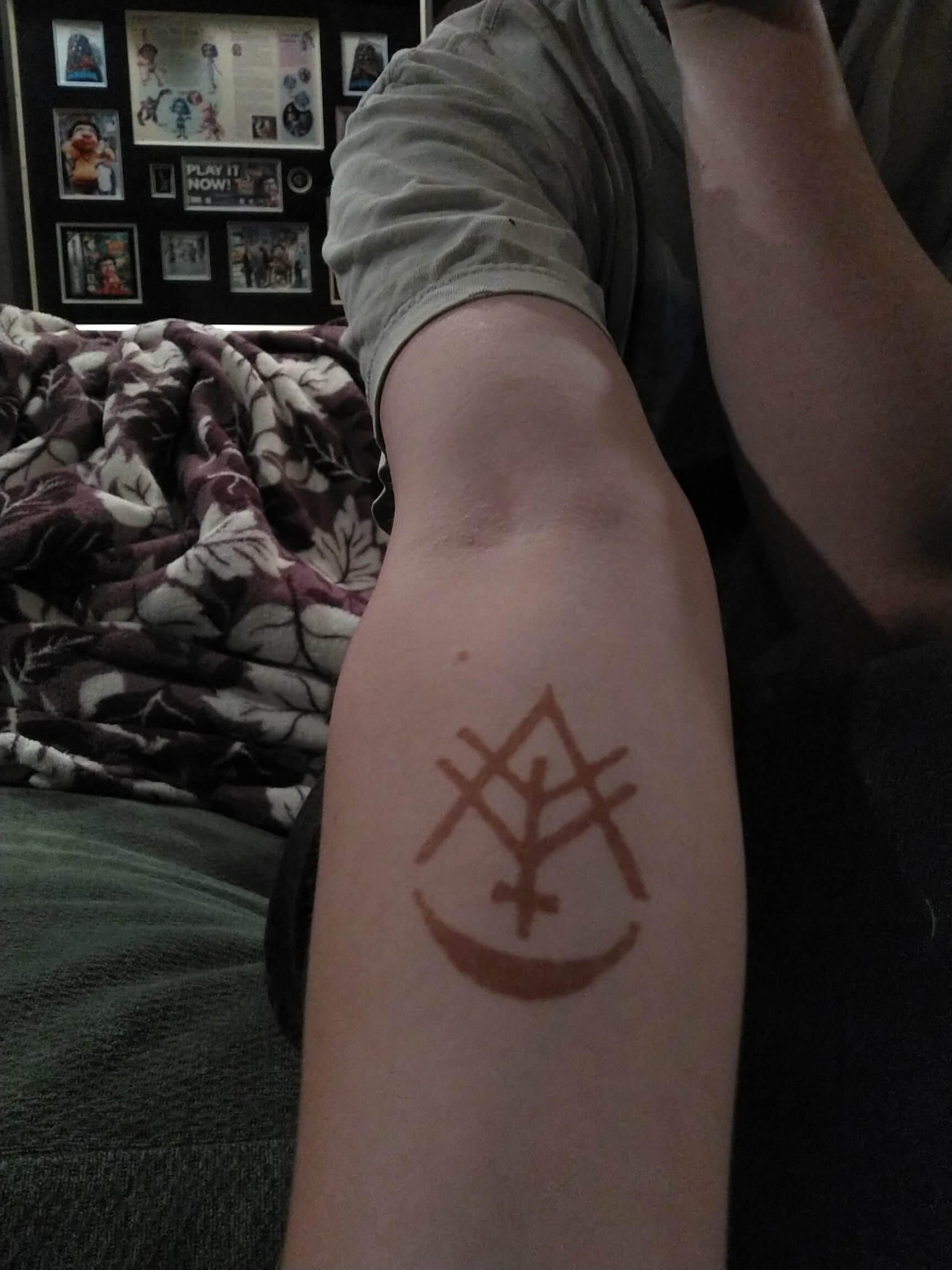 Just got my first tattoo, wanted to get this for a long time but finaly  took the step towards getting it. Though you guys might like it. (hunter's  mark rune) : r/bloodborne