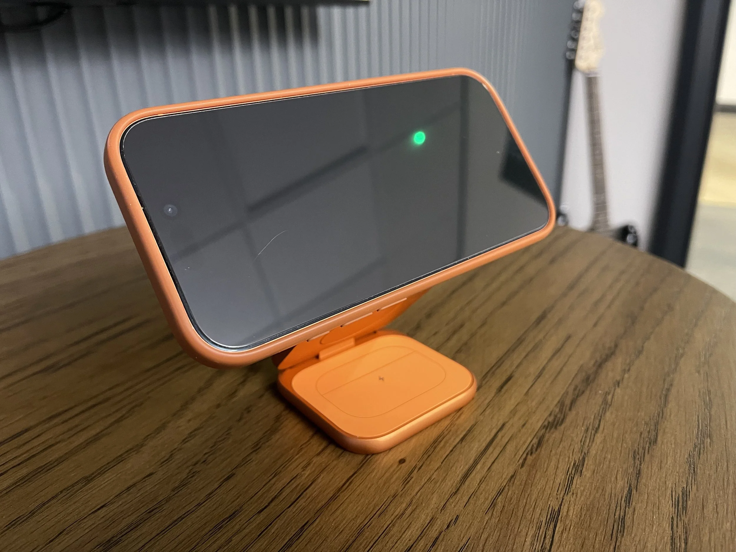 KUXIU X40 Turbo Charge in Orange and iPhone 17 pro