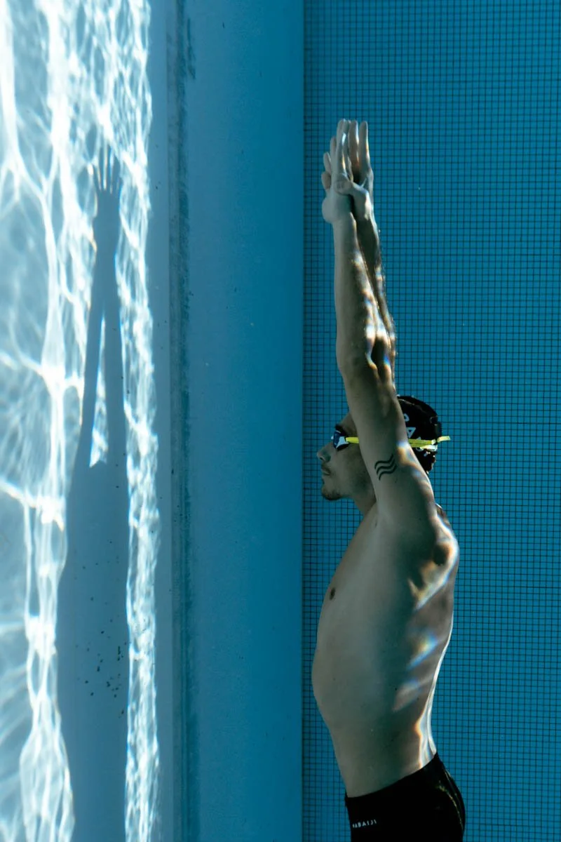 campagne publicitaire d'un nageur pour des lunettes de natation nabaiji