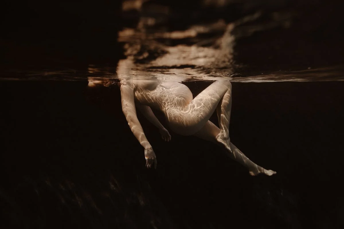 Séance photo pour future maman sous l'eau dans le var à Hyères