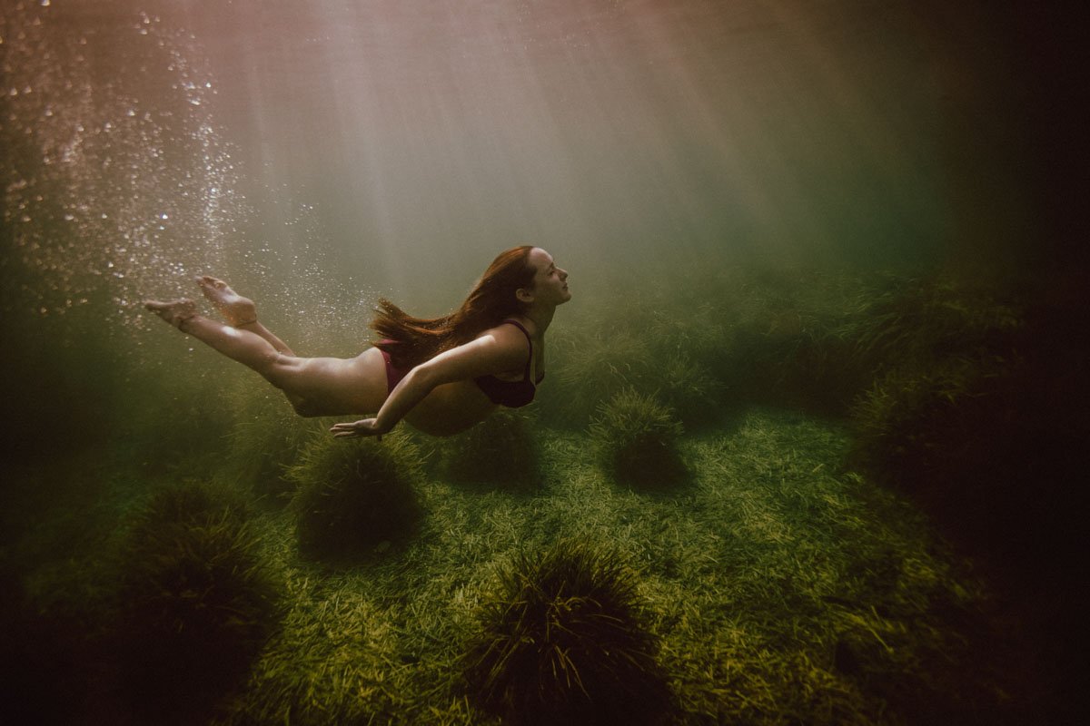 femme enceinte plongeant dans l'eau de la mer méditerranée pour immortaliser sa grossesse à Hyères