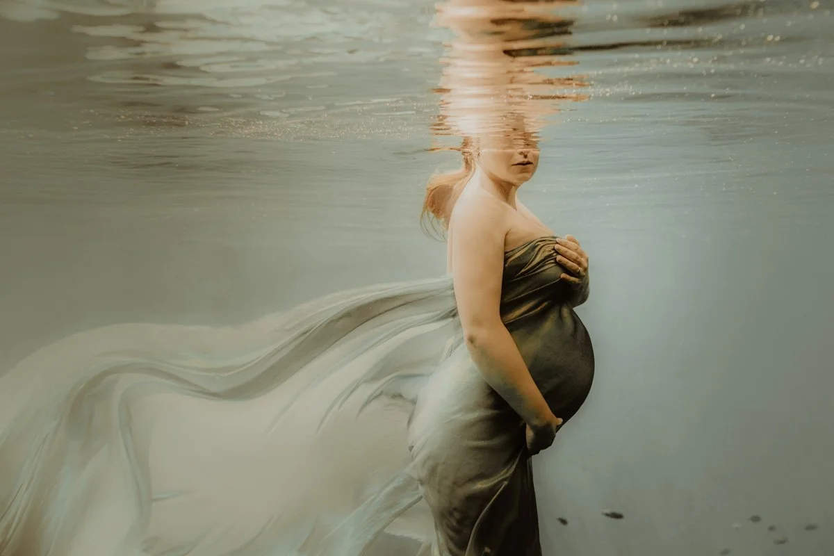 séance photo grossesse sous l'eau à Hyères