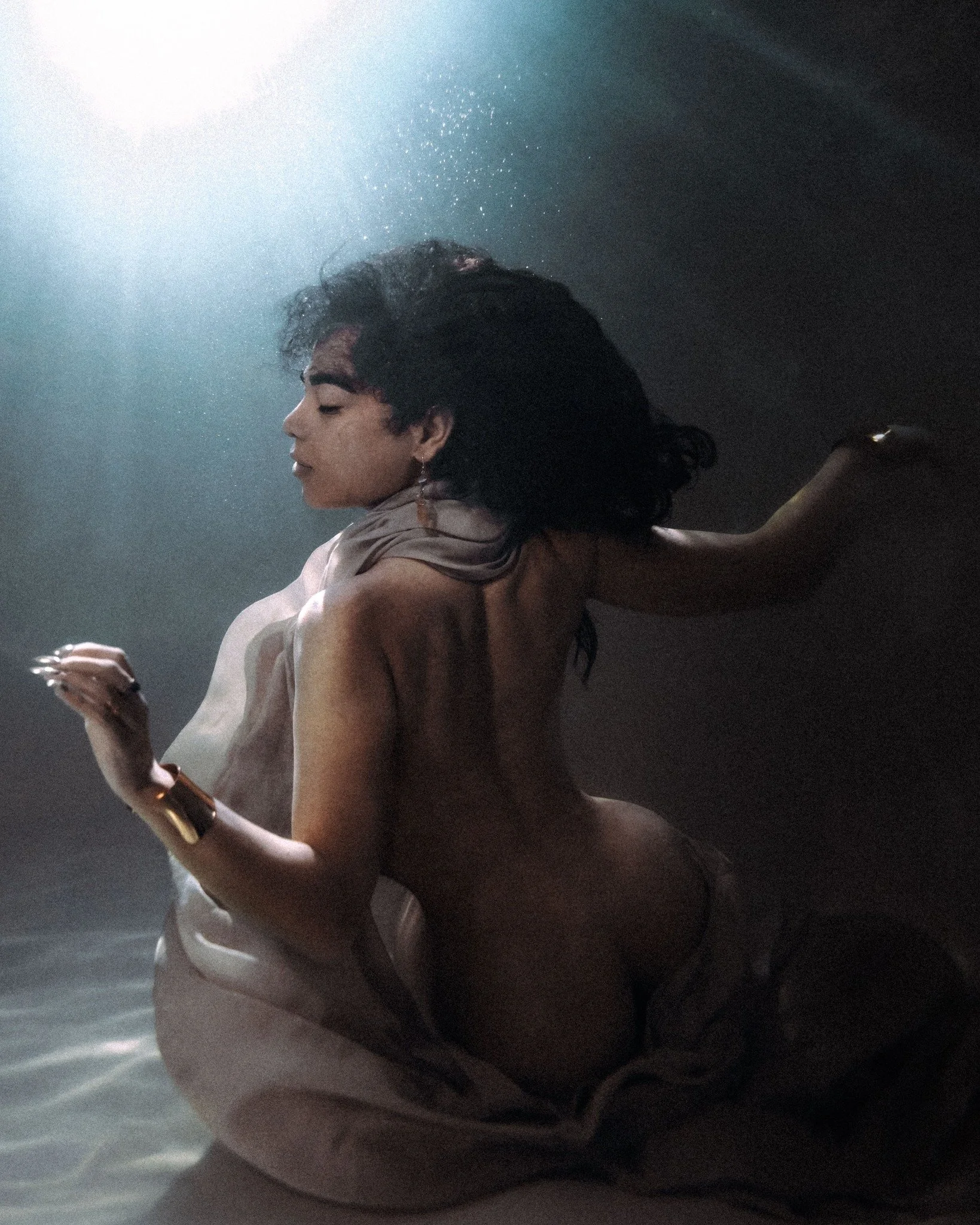 Immersion mystique avec @naoki.seraf  pour cr&eacute;er la pochette du single &quot;Aime moi&quot; 

&laquo; Une chanson sombre, qui explore un amour &agrave; la fois interdit et impossible, plongeant dans les abysses d&rsquo;un c&oelig;ur qui se ref