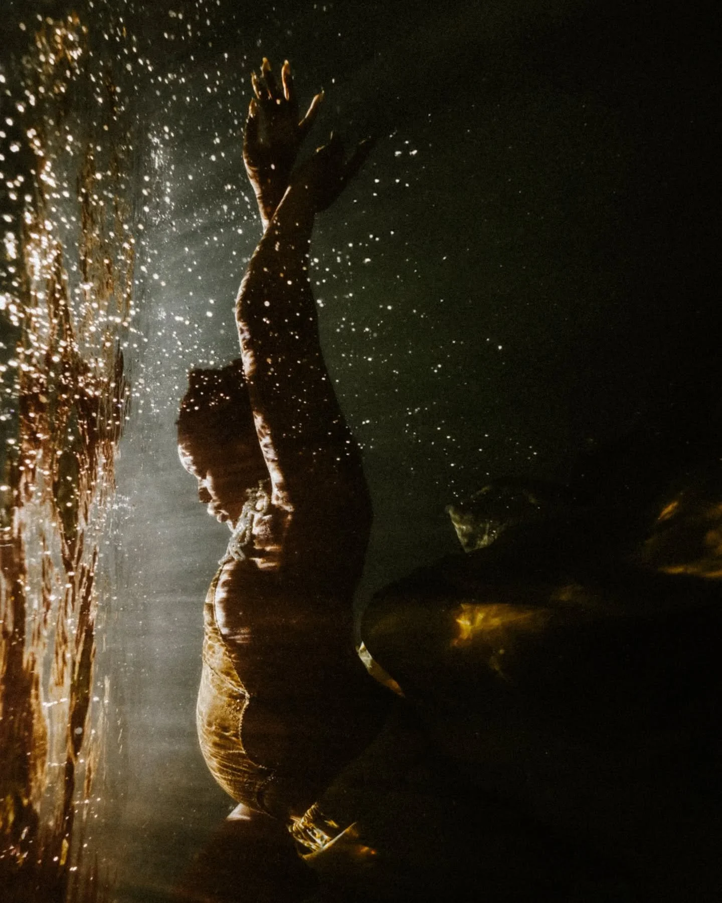 A toi ma ch&egrave;re Gr&acirc;ce 🌞

____________

📍From Paris to Saint-Rapha&euml;l 

____________

#photodegrossesse #photographedegrossesse #PhotographeAquatique #photosousleau #photoaquatique #photounderwater #pvmondaylight @photovogue #alisonb