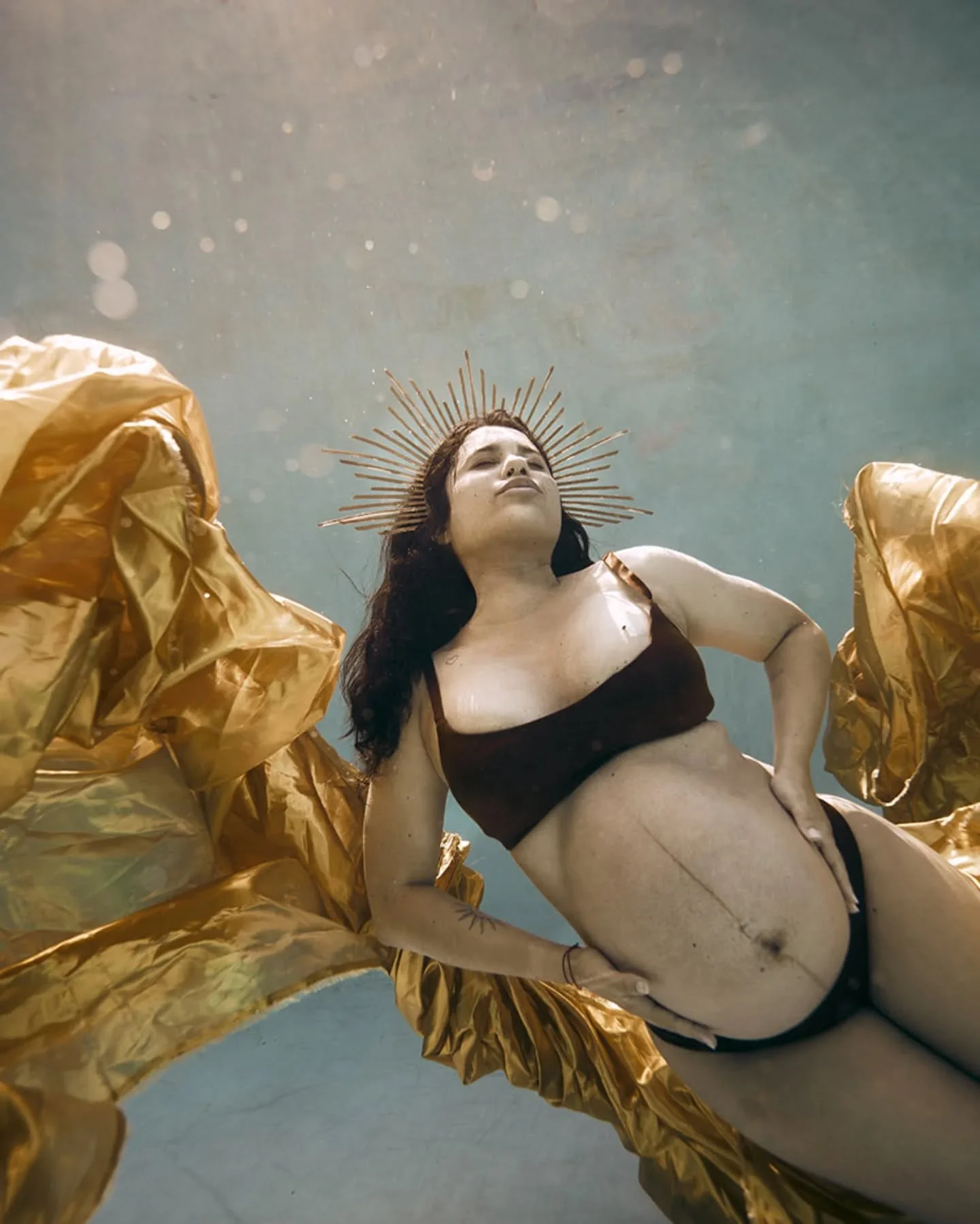 C'est quoi pour toi la Maternit&eacute; ? En 3 mots ou plus 🌞

#photosousleau #photographiedart #PhotographeAquatique #photo aquatique #photodegrossesse #artistephotographe #femmepuissante #sorcieremoderne