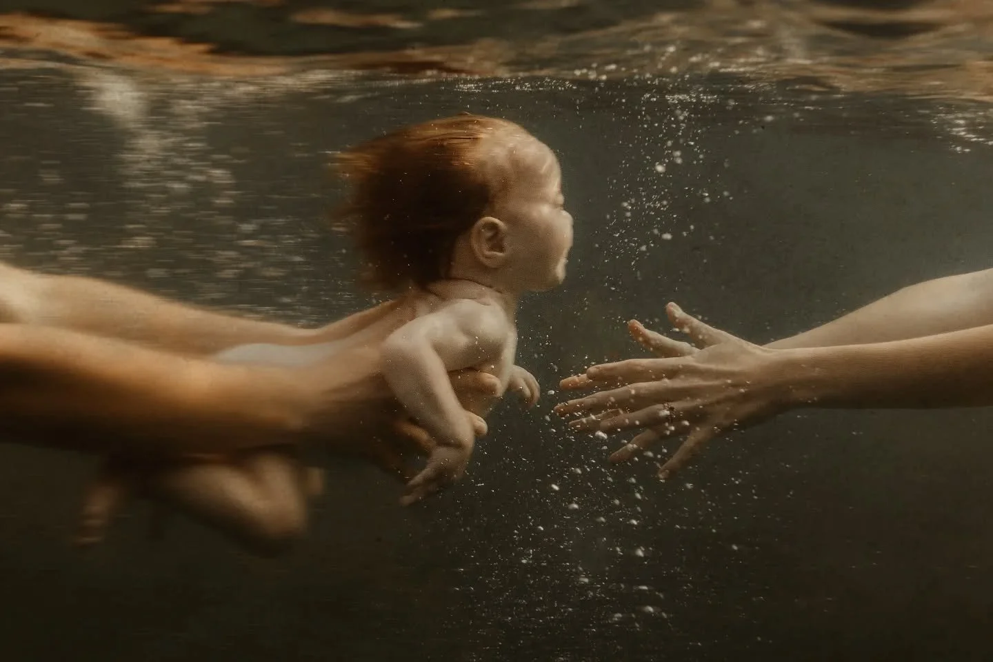Essaie d'une m&egrave;re qui porte son enfant 

Il y a des gestes qu'on croit conna&icirc;tre avant de les faire. Porter son enfant en fait partie. On imagine le poids. La chaleur. Ce petit corps qui s'abandonne contre soi avec une confiance absolue,
