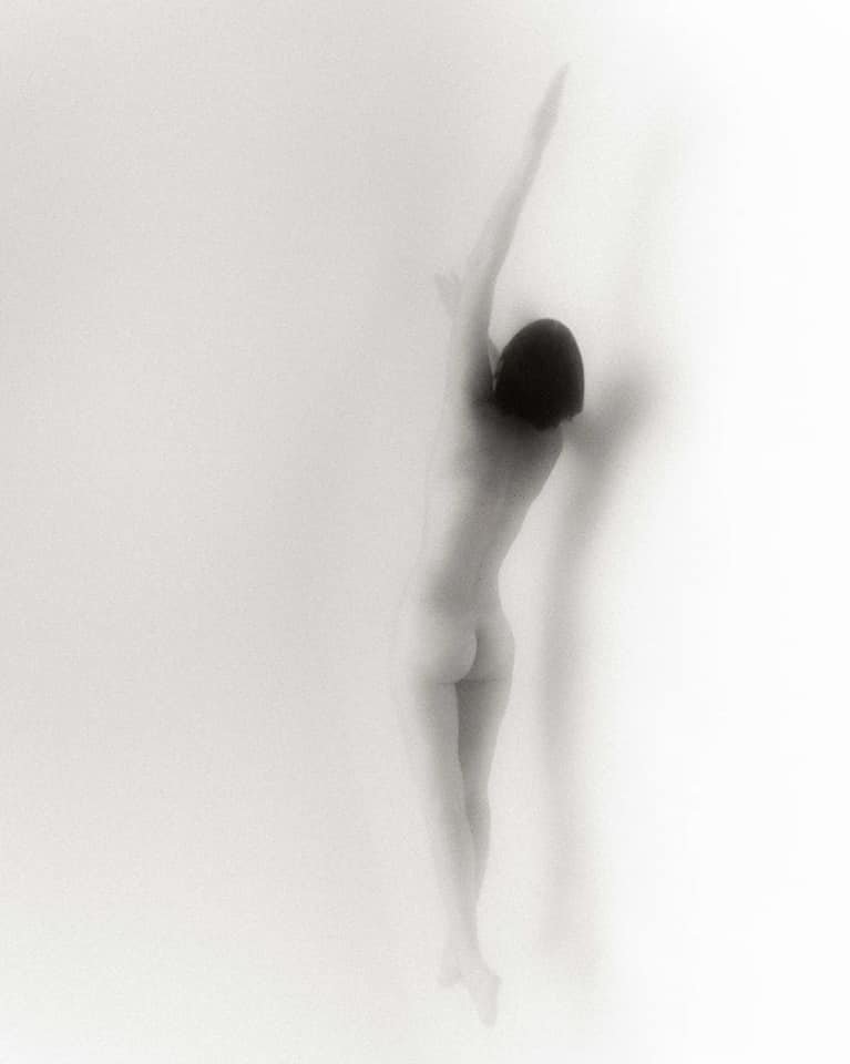Lorsque l'eau dispara&icirc;t, que reste-t-il ?

Le fusain rend le r&eacute;el pr&eacute;sent. Il effleure en posant juste ce qu'il faut. Rien de plus. Et c'est pr&eacute;cis&eacute;ment dans ce manque que tout se dit.

Cette s&eacute;rie est n&eacut